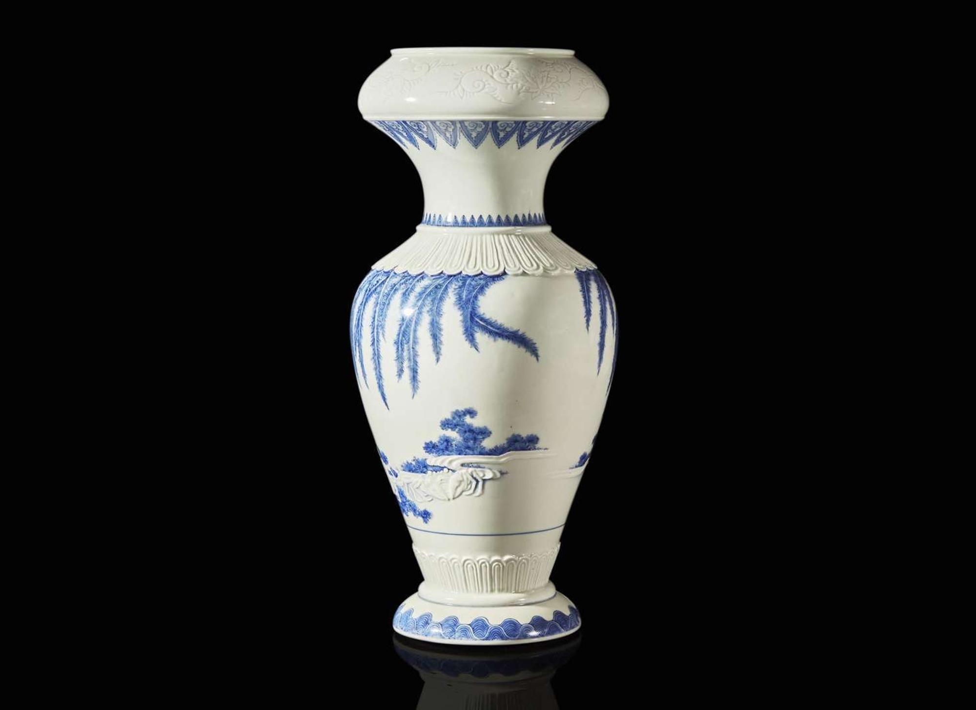 An unusual Japanese Hirado blue and white porcelain "Crabs and Willows" vase, Meiji period 日本平戶“柳枝螃蟹”青花瓷瓶 明治
