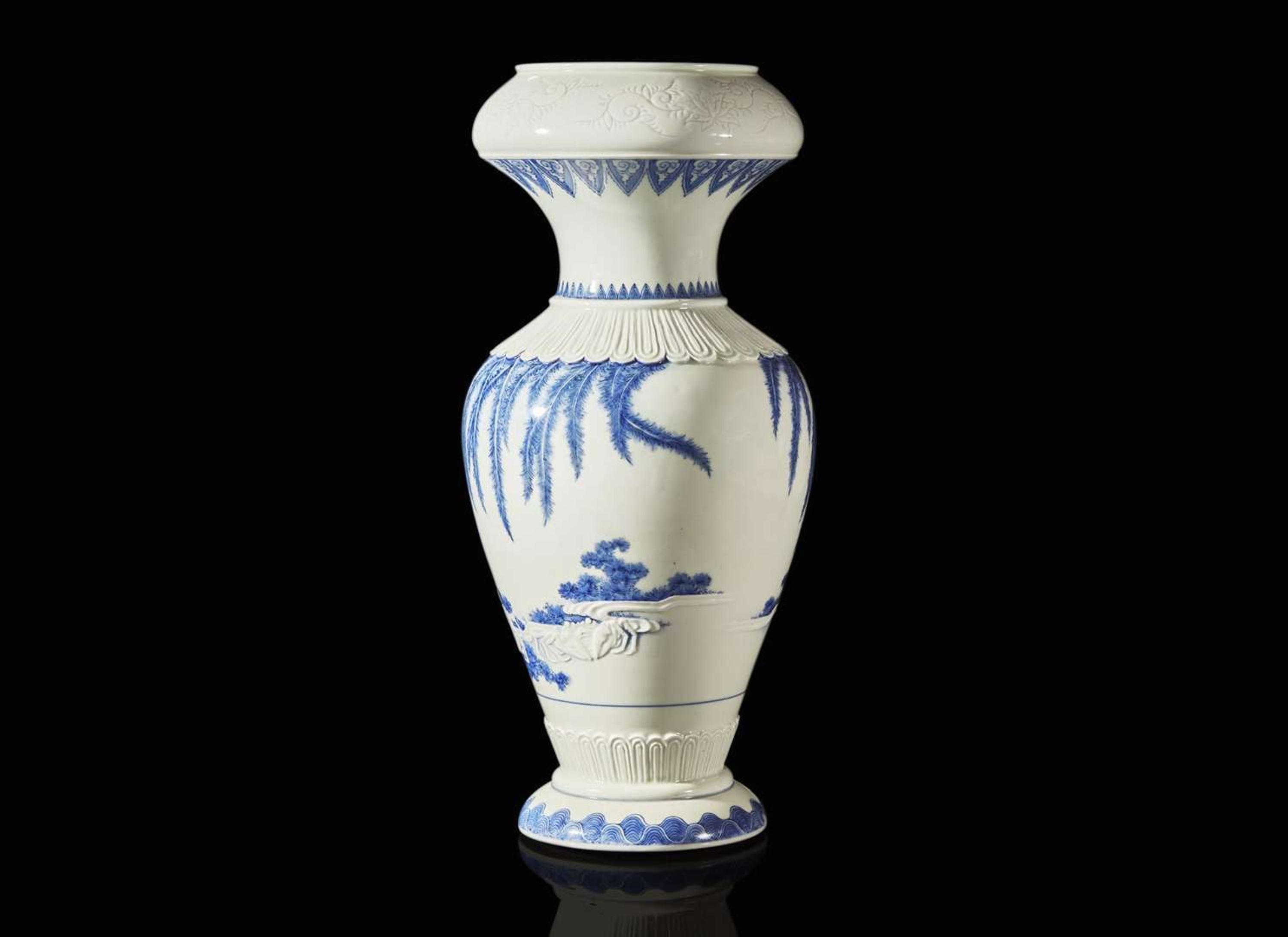 An unusual Japanese Hirado blue and white porcelain "Crabs and Willows" vase, Meiji period 日本平戶“柳枝螃蟹”青花瓷瓶 明治