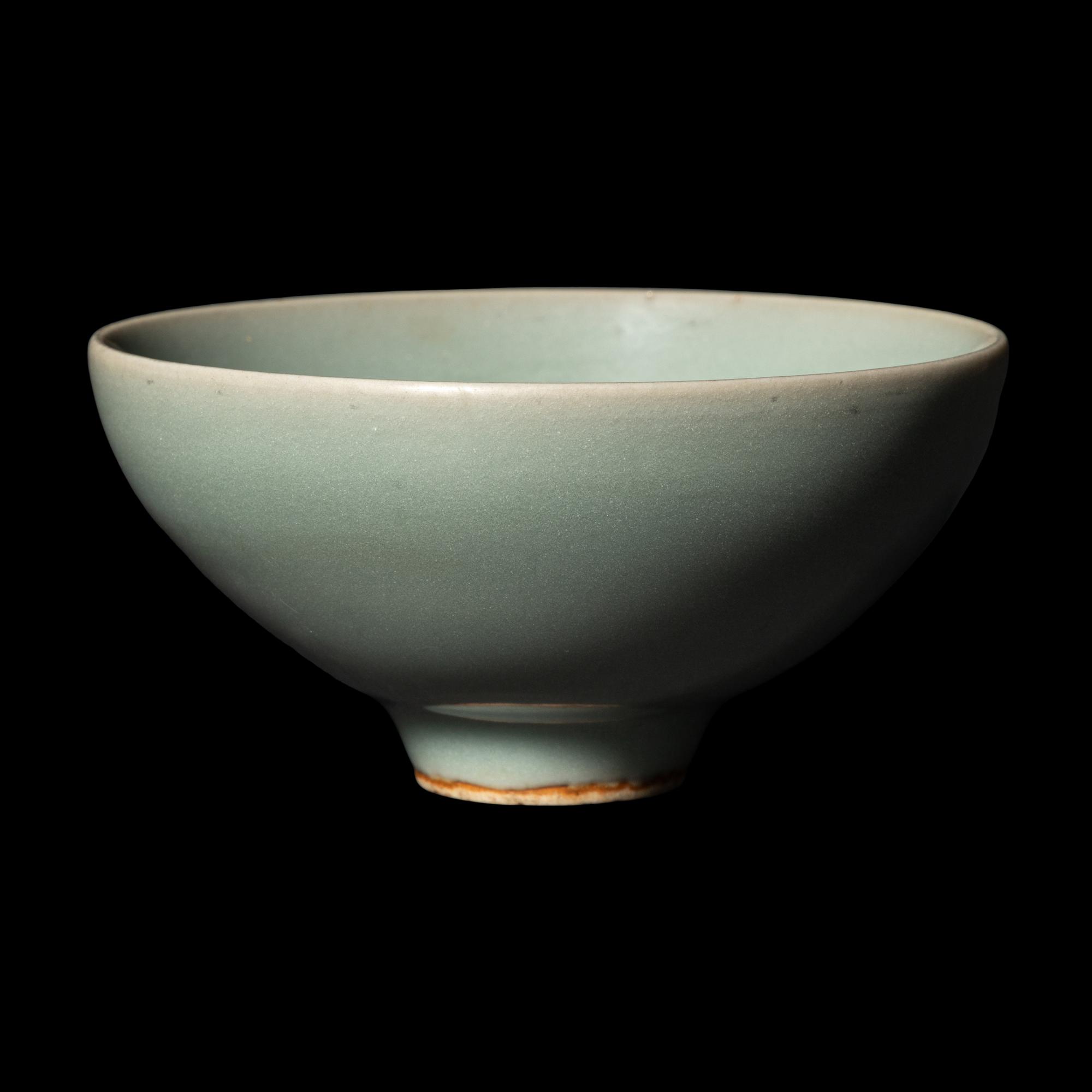 A Chinese Song -Style Longquan Celadon Glazed Porcelain Bowl 龍泉窯青釉碗