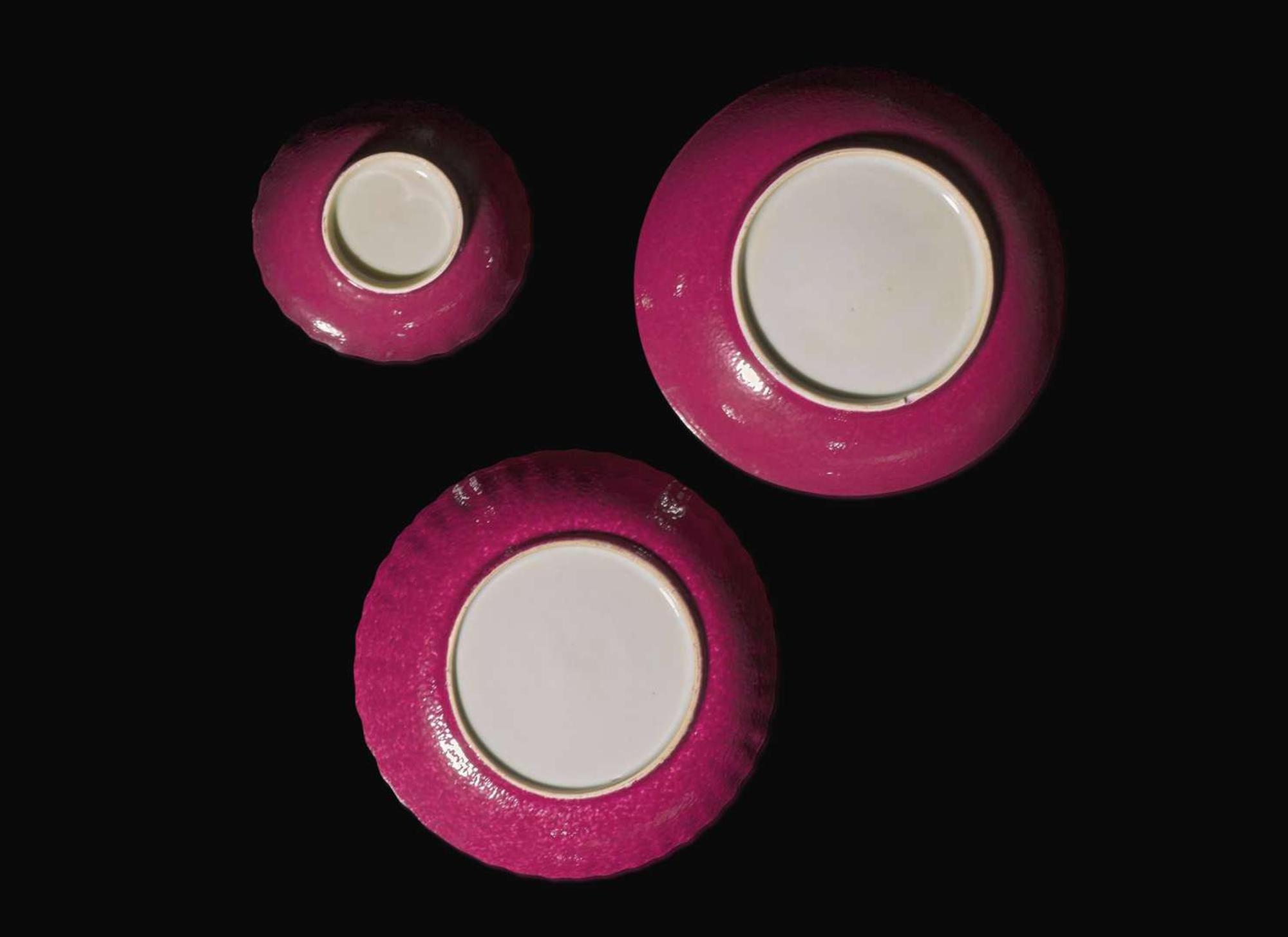 A Chinese ruby-back porcelain "Wan Shou Wu Jiang" "Peach" tea bowl and two saucers, Possibly 18th century 萬壽無疆茶杯及兩小碟 或十八世紀