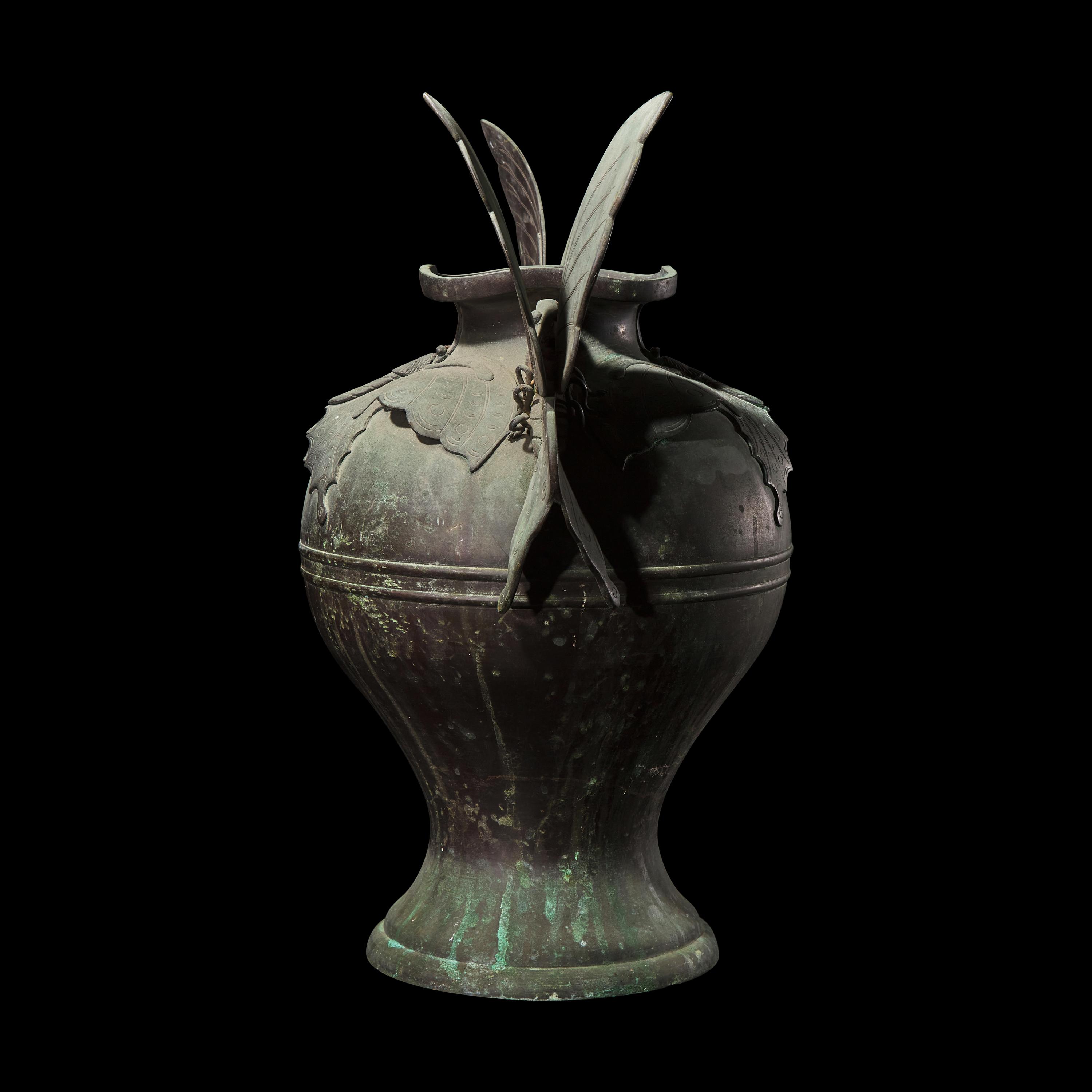 A Large and Unusual Japanese Bronze 'Butterflies' Vase, Meiji/Taisho Period 日本明治/大正時期 銅蝴蝶大瓶