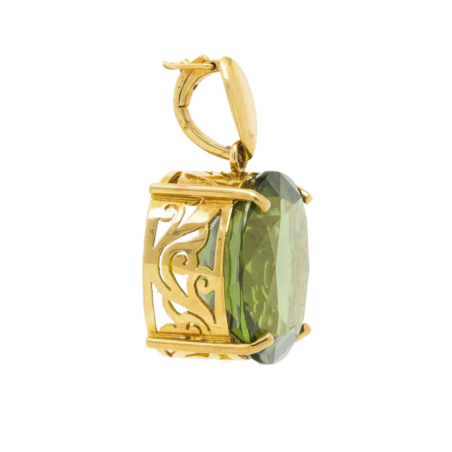 PERIDOT AND YELLOW GOLD PENDANT