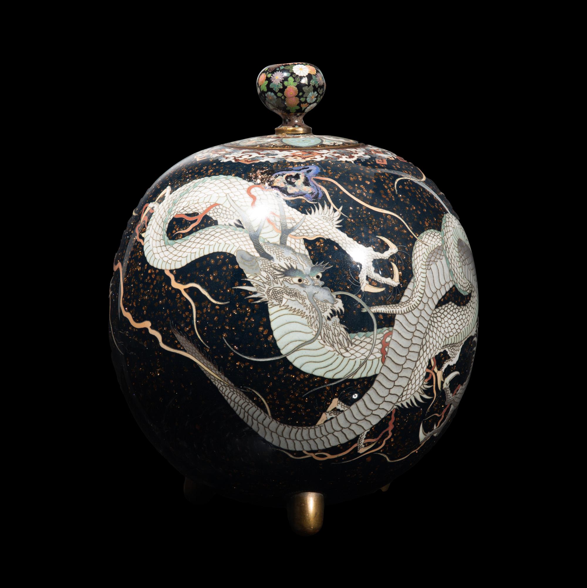A Japanese Cloisonne Enamel Spherical Vase and Cover, Meiji Period 日本明治時代 七寶燒龍紋球形樽