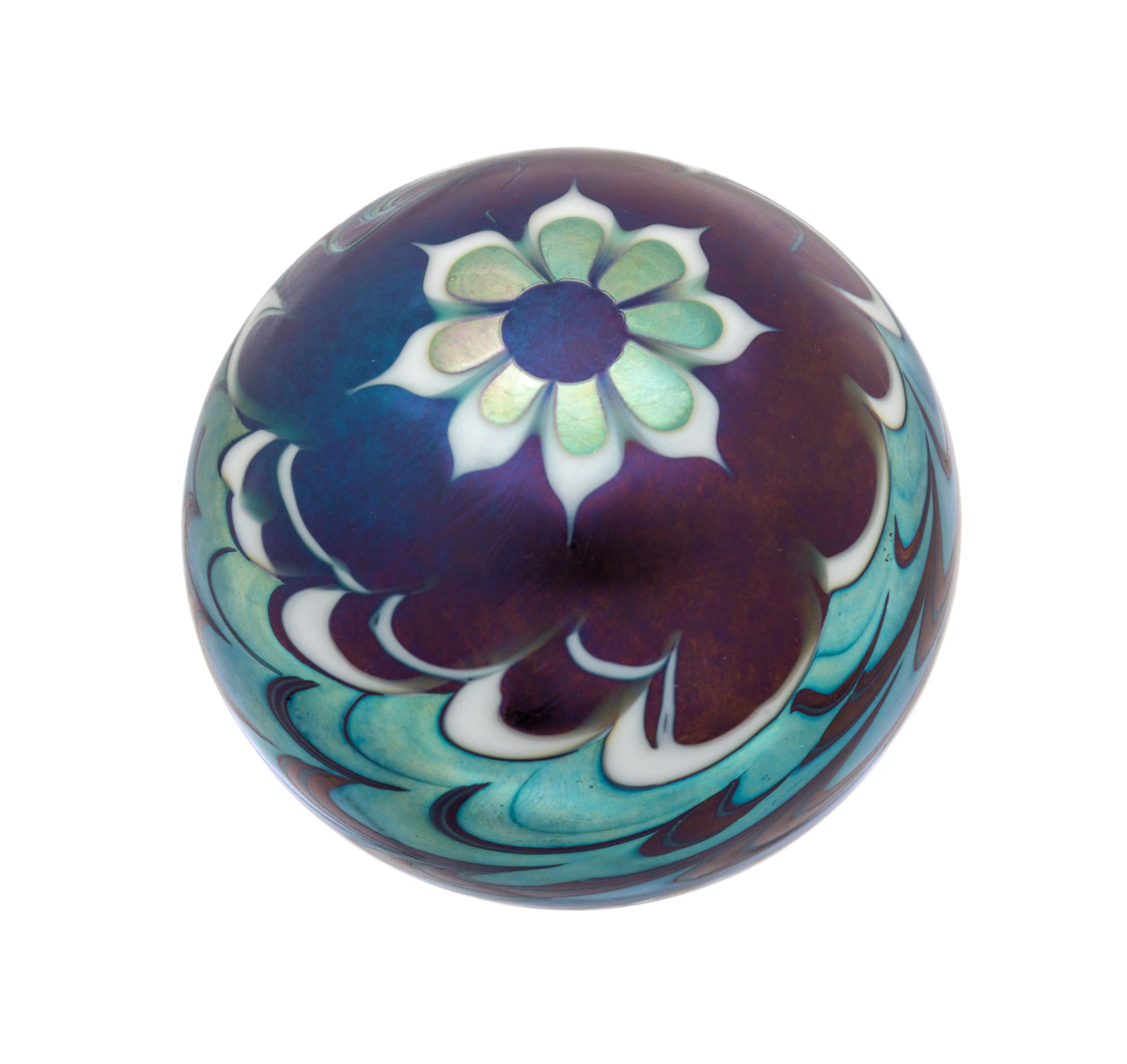 Lundberg Studios, California, USA, by Steven Lundberg, dated 1975, a sunflower paperweight