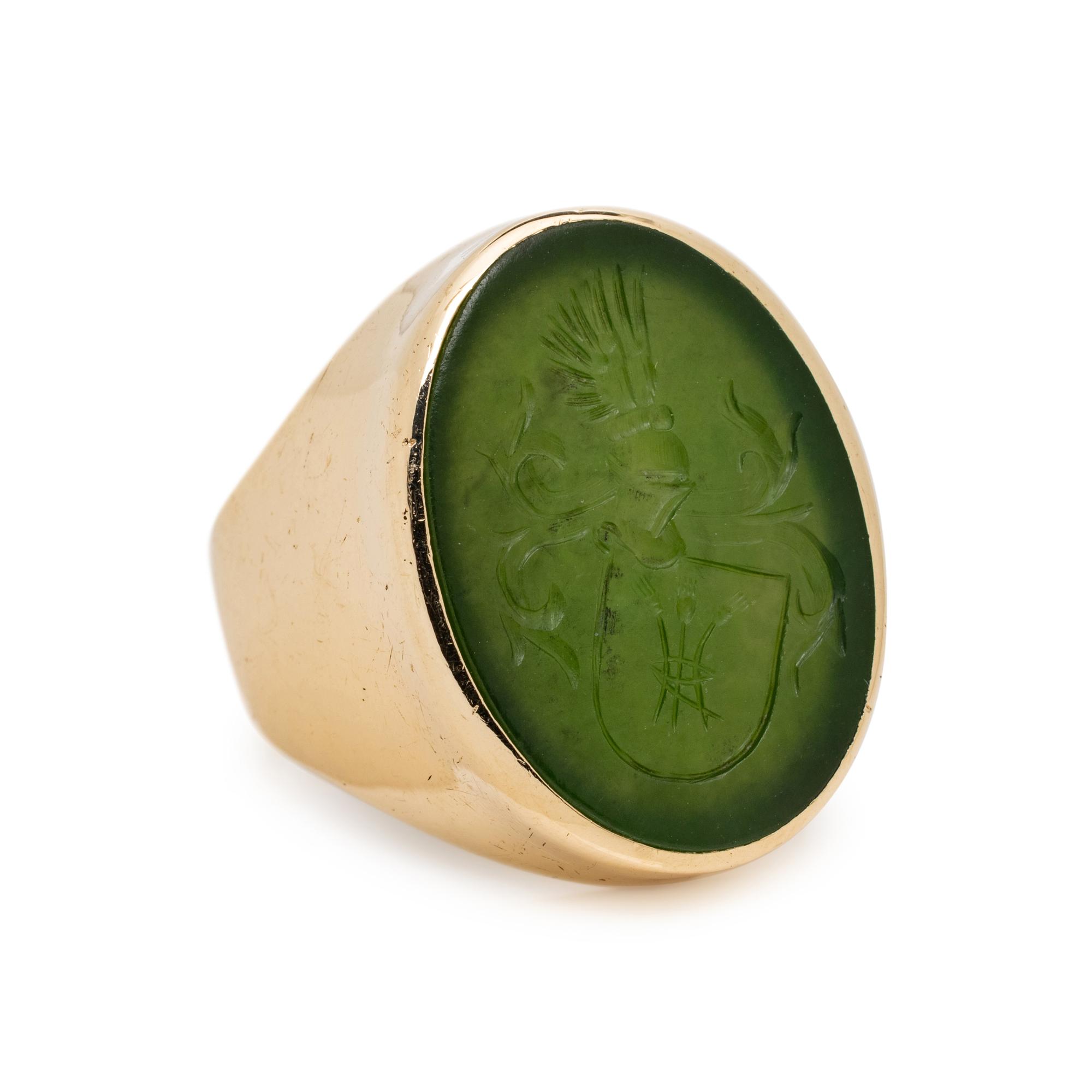 YELLOW GOLD AND NEPHRITE INTAGLIO RING