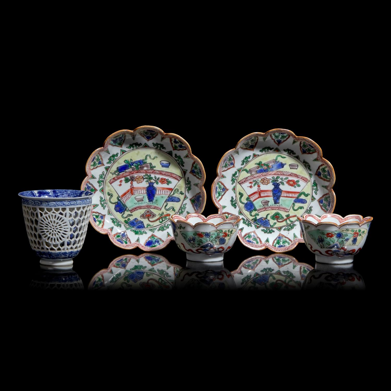A Chinese Reticulated Blue and White Porcelain Wine Cup and Two Famille Verte Tea Bowls with Saucers, Kangxi Period 清康熙 青花酒杯及粉彩茶具一組