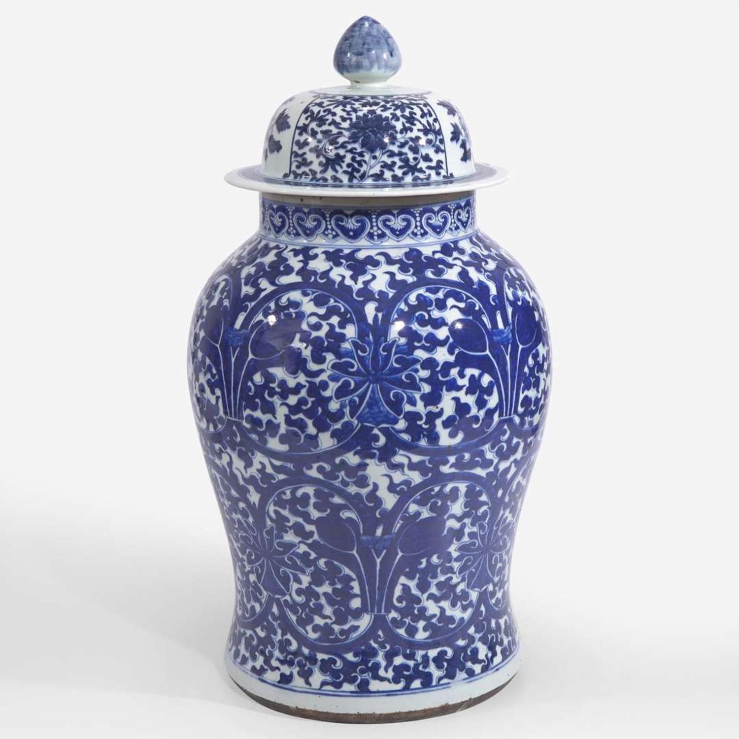 A very large Chinese blue and white porcelain jar with associated cover 青花大罐及盖子(或后配) The jar 19th century or earlier ??????????