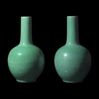 A Pair of Chinese Green Crackle Glazed Porcelain Bottle Vases, late 19th-Early 20th Century 清晚期 綠釉冰裂紋天球瓶一對