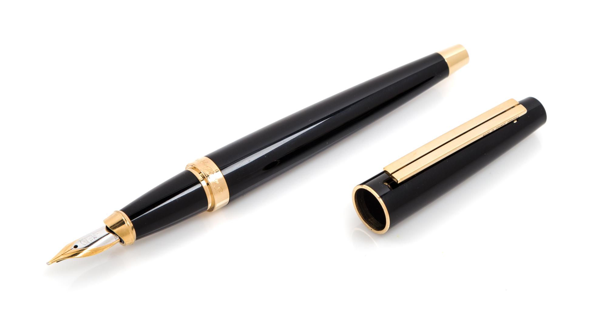 An S.T. Dupont Ellipsis: Composite Noir Fountain Pen