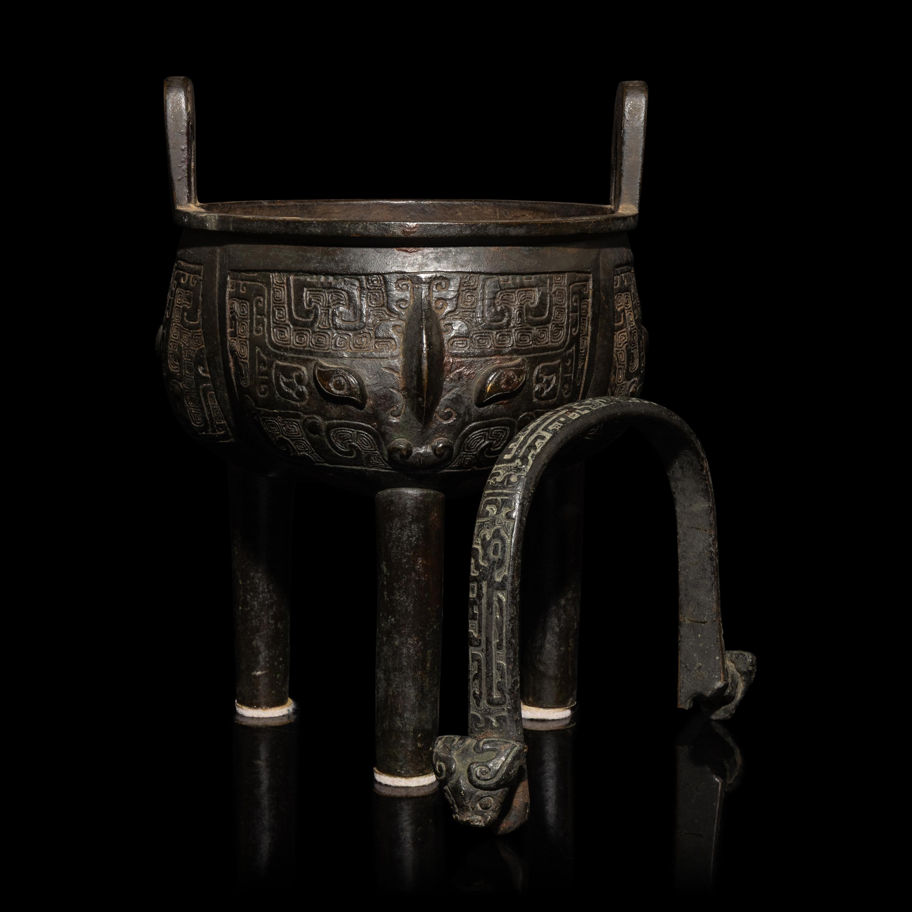 Two Chinese Archaistic Bronze Vessels, 19th Century — 清晚期 仿古銅器兩件