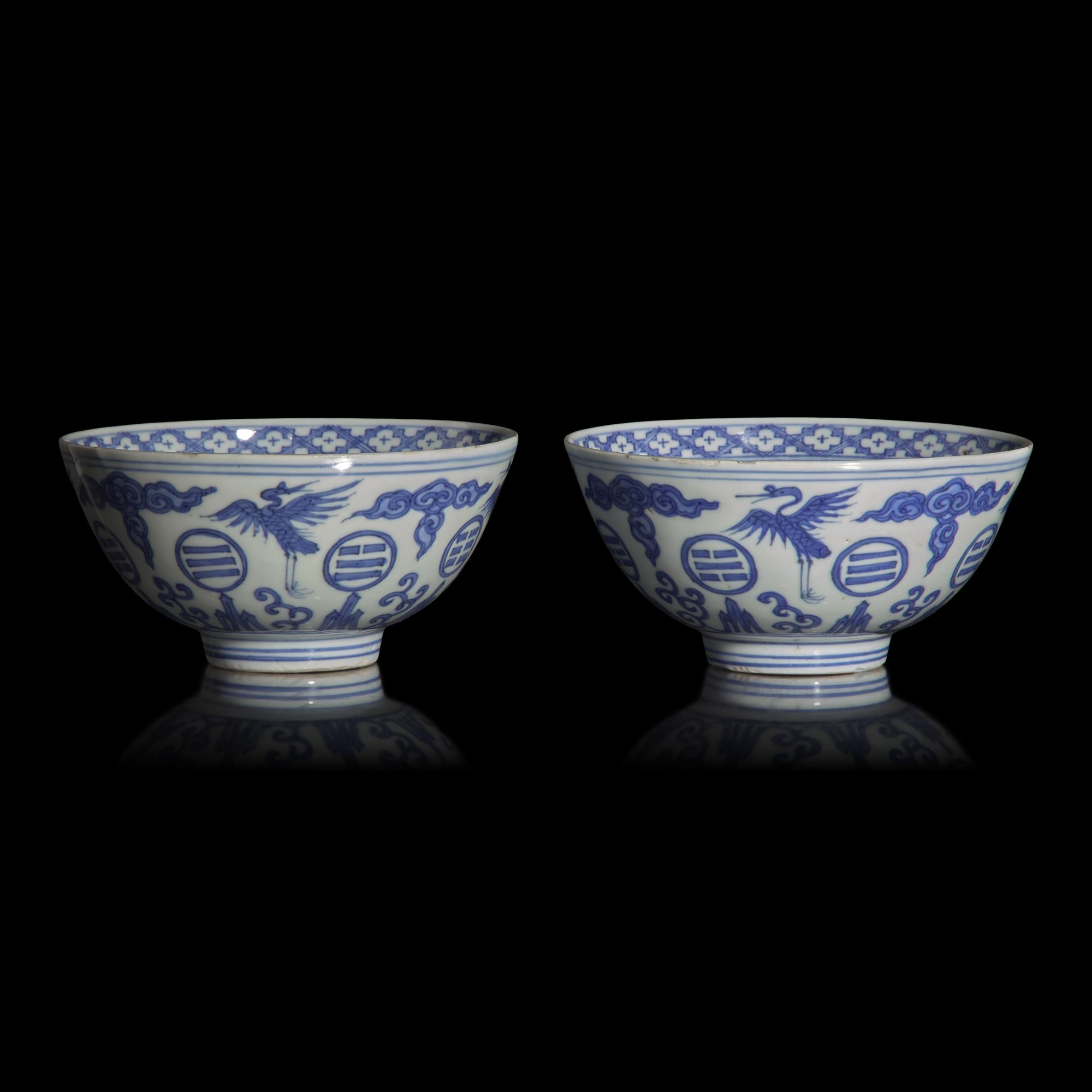 A Rare Pair of Chinese Blue and White 'Crane and Trigram' Bowls, Xuande Mark, Ming Dynasty, 17th Century — 明末 青花云鶴八卦紋碗一對