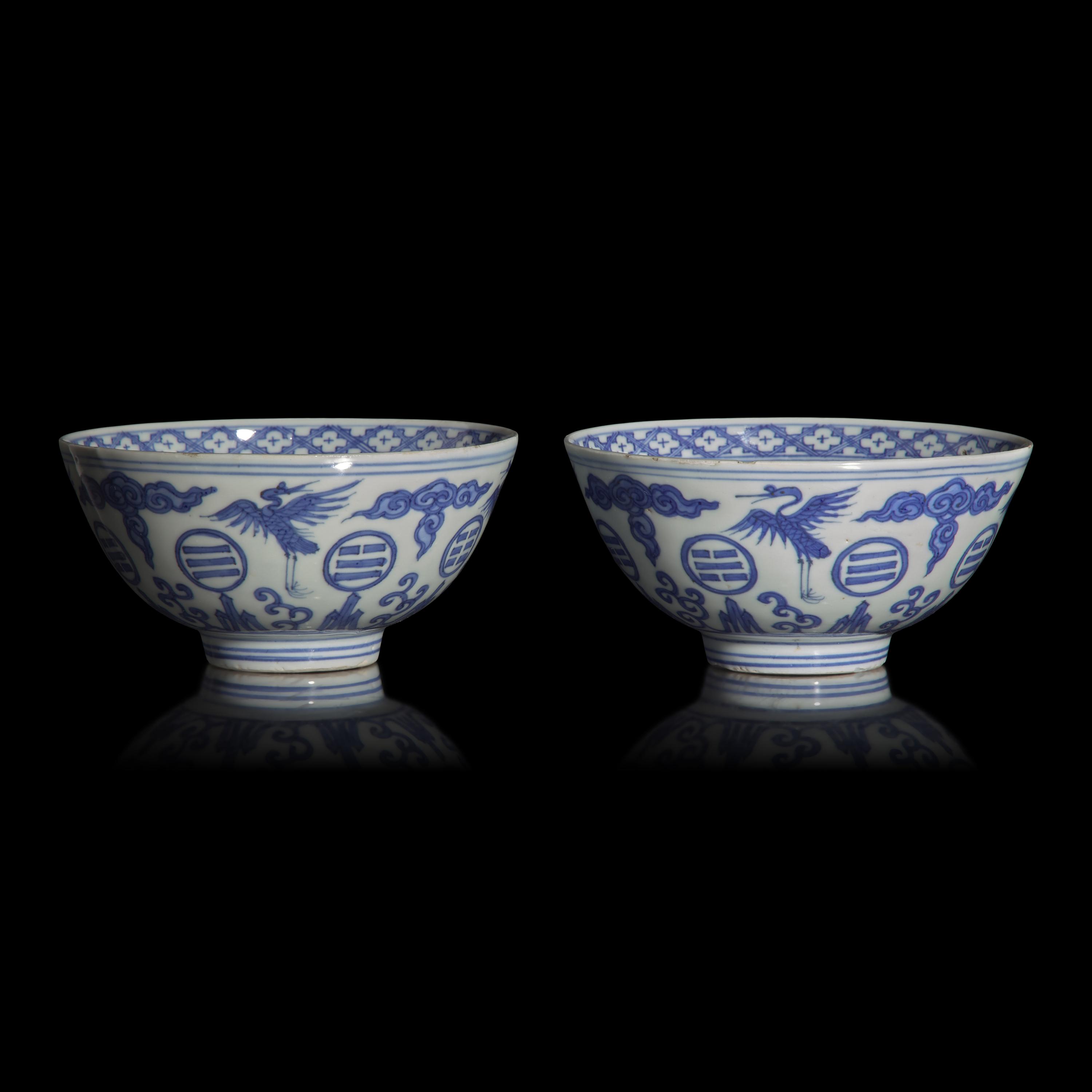 A Rare Pair of Chinese Blue and White 'Crane and Trigram' Bowls, Xuande Mark, Ming Dynasty, 17th Century — 明末 青花云鶴八卦紋碗一對