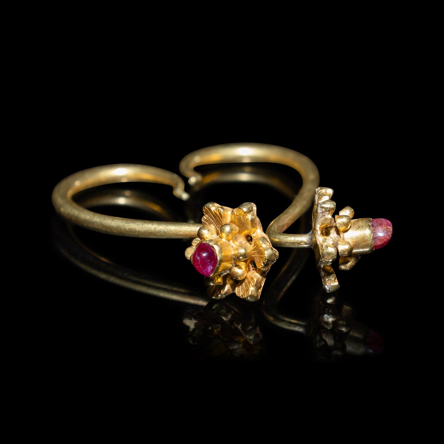 A Pair of Chinese Ruby Inset Gold 'Clove' Earrings, Dingxiang, Ming Dynasty 明 嵌紅寶花頭金丁香一對