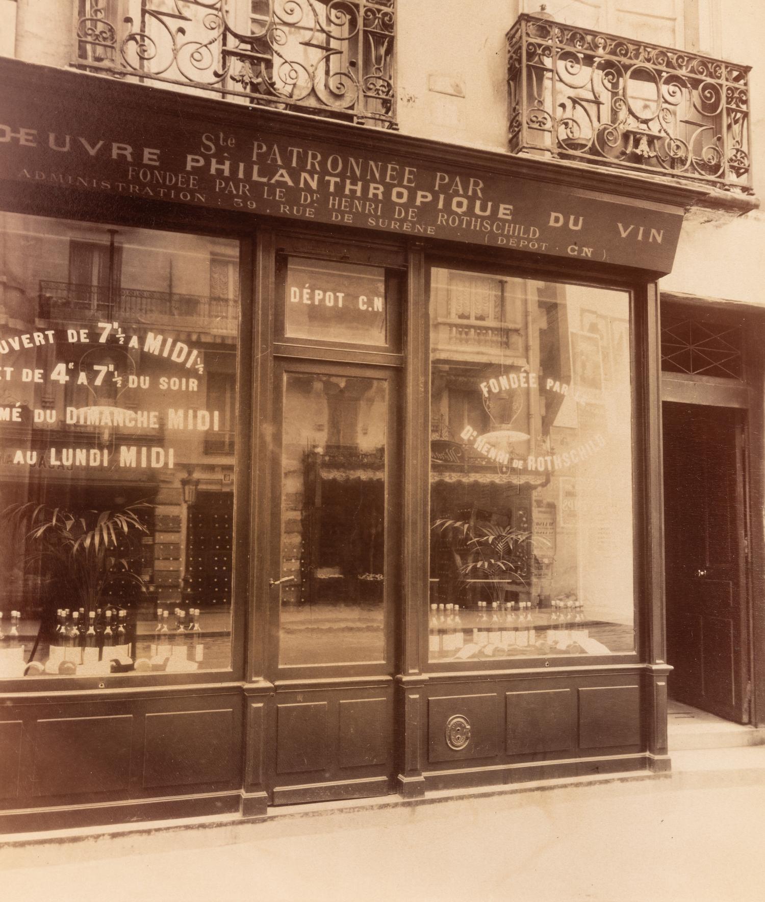 A group of three photographs ( Grille du Cabaret, 34 quai de l'Hôtel de Ville , 1900; Grille, rue de Turenne , 1922; Balcon, [15] rue du Petit Pont , 1913)
