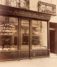 A group of three photographs ( Grille du Cabaret, 34 quai de l'Hôtel de Ville , 1900; Grille, rue de Turenne , 1922; Balcon, [15] rue du Petit Pont , 1913)