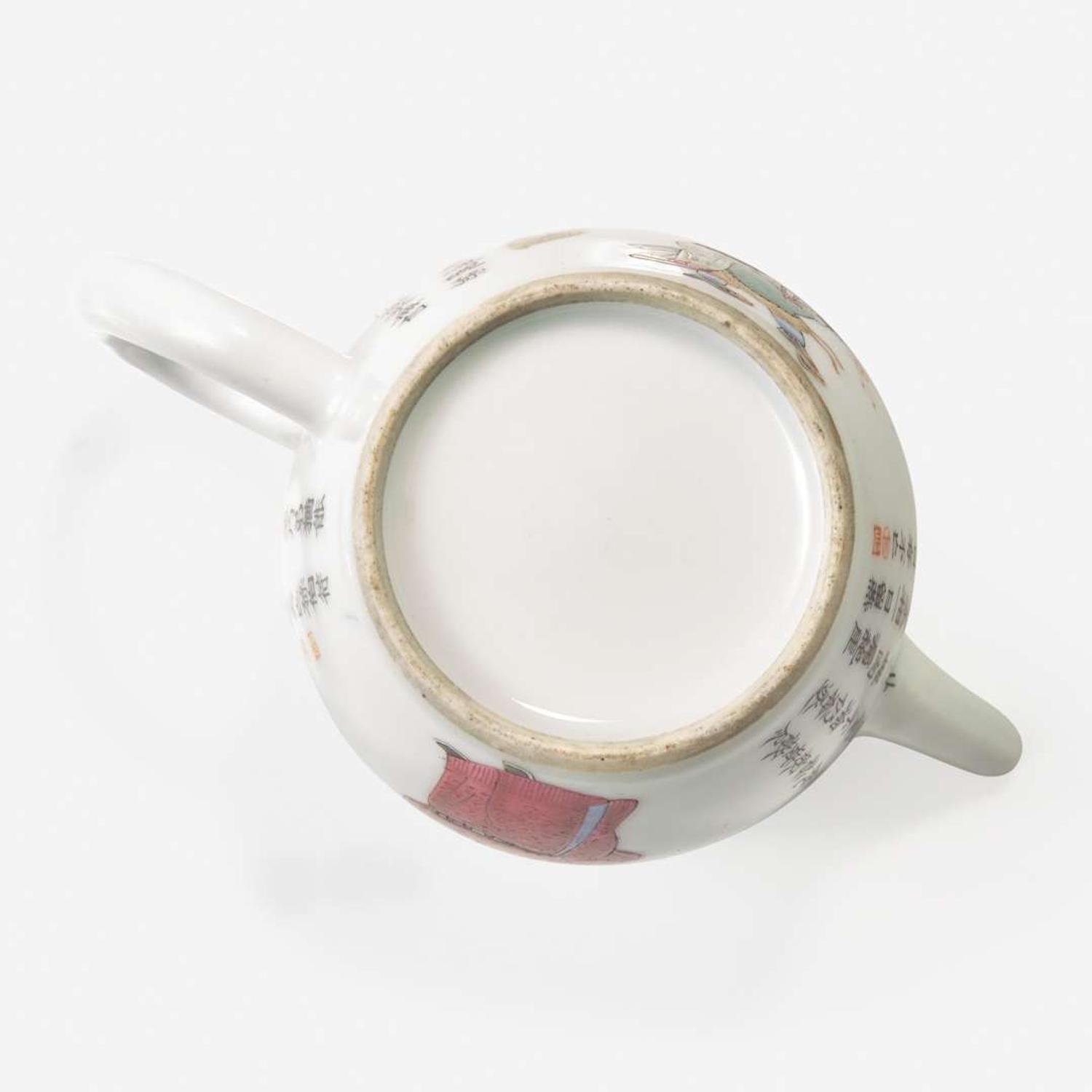 A small Chinese famille rose-enameled porcelain "Wu Shuang Pu" type teapot 粉彩無雙譜茶壺