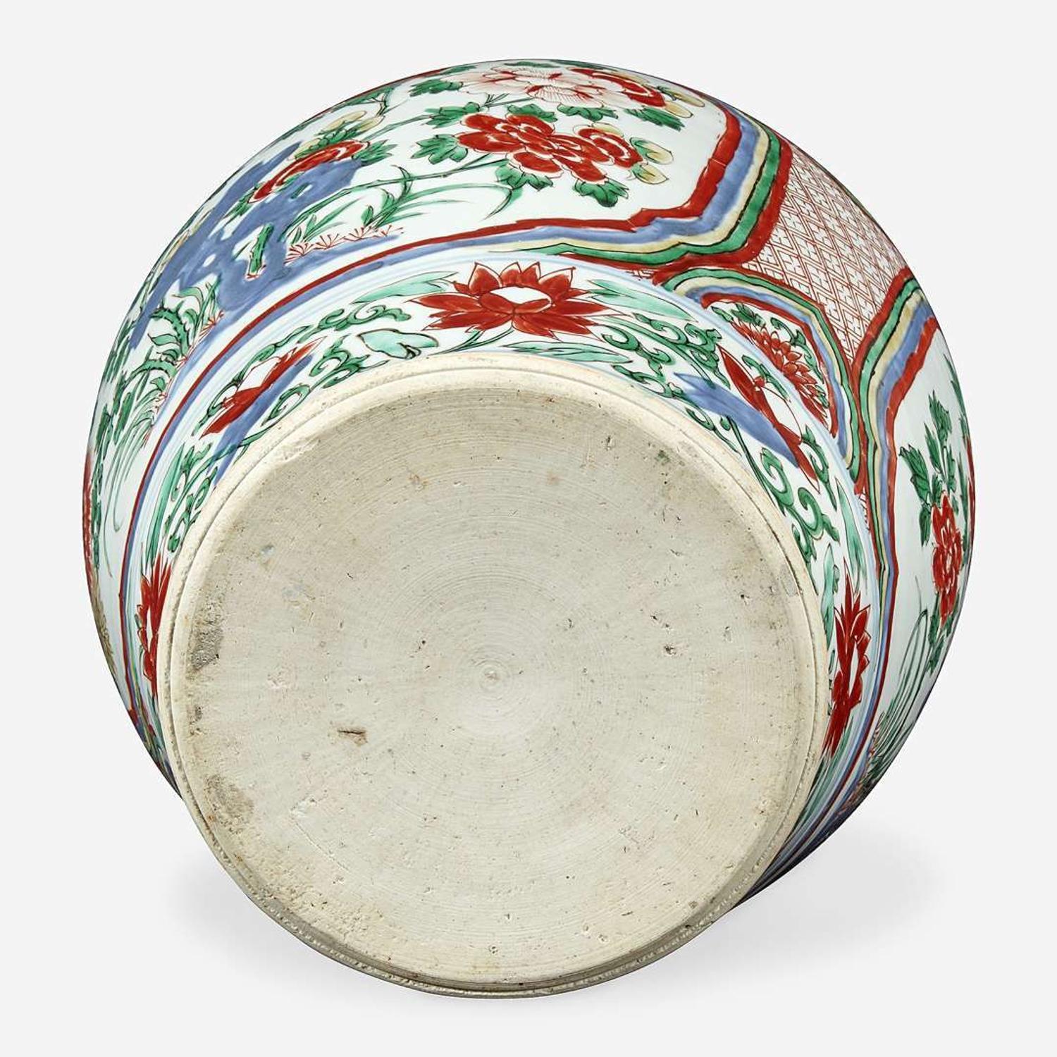 A Chinese wucai-decorated porcelain jar and cover