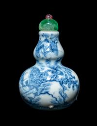 A Small Chinese Blue and White Porcelain Gourd-Form Snuff Bottle