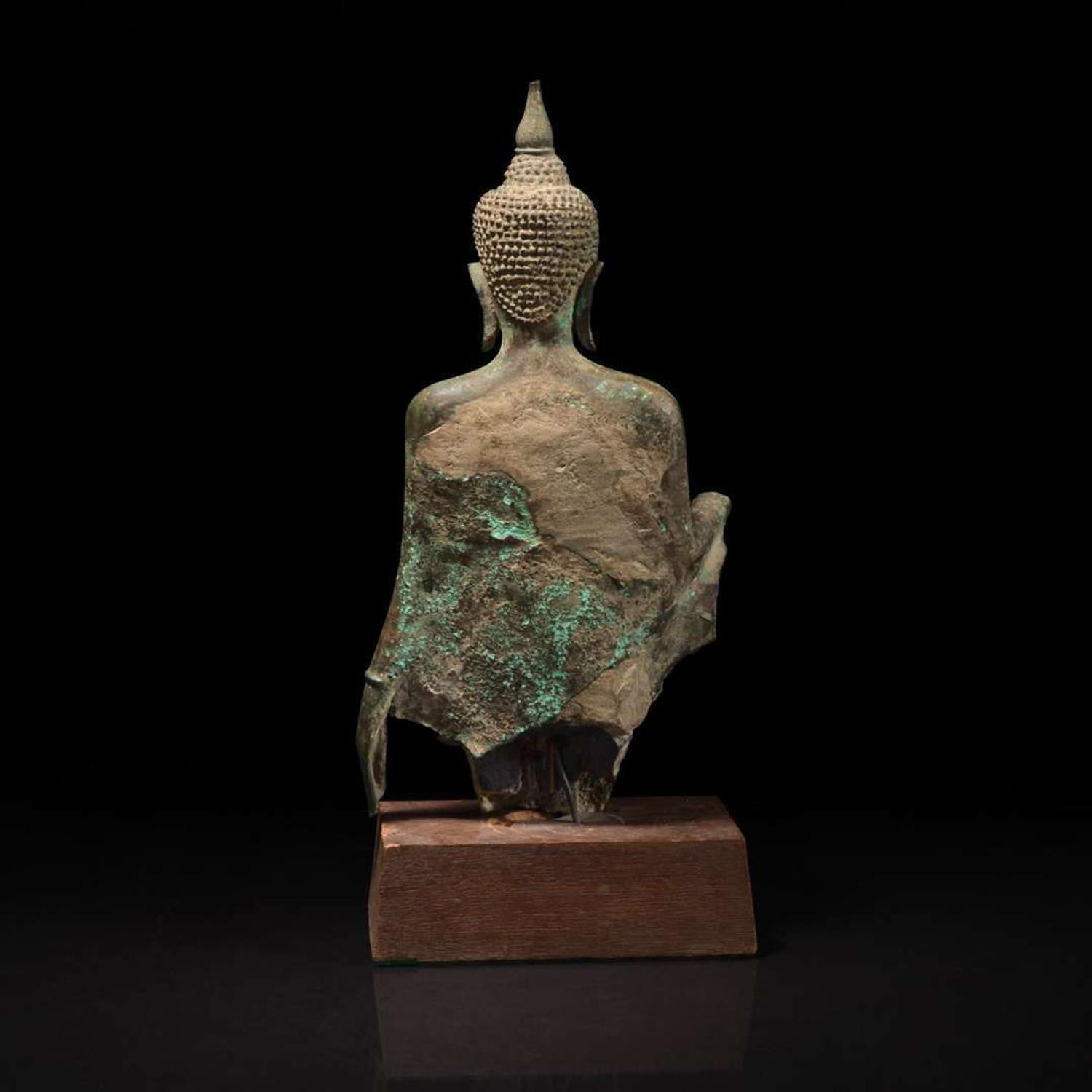 A Thai bronze torso of a Buddha 泰国青铜佛造像