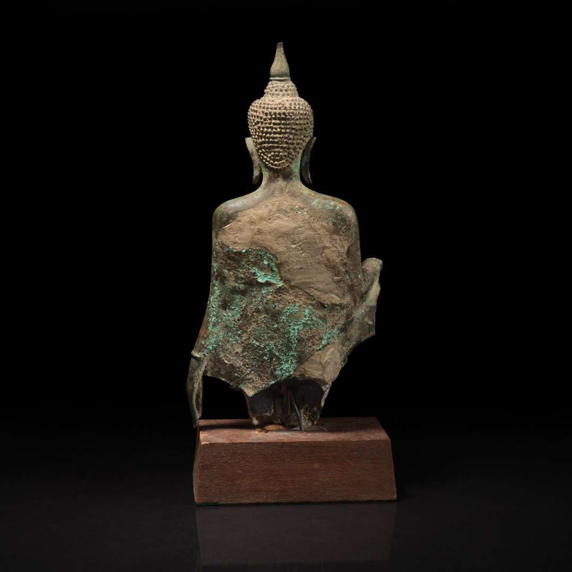 A Thai bronze torso of a Buddha 泰国青铜佛造像