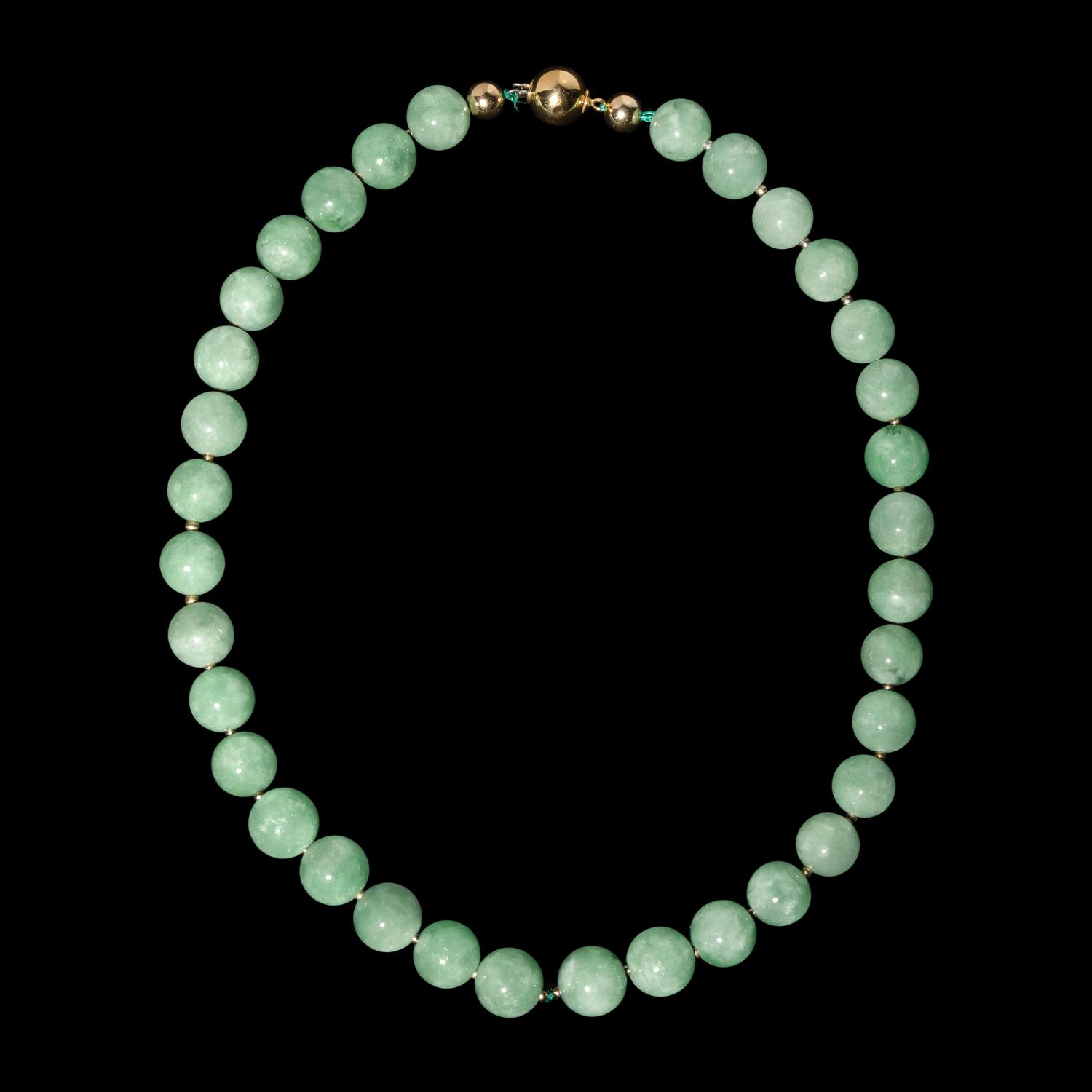 A Chinese Green Jadeite Beaded Necklace, 20th Century 近代 翡翠珠鏈