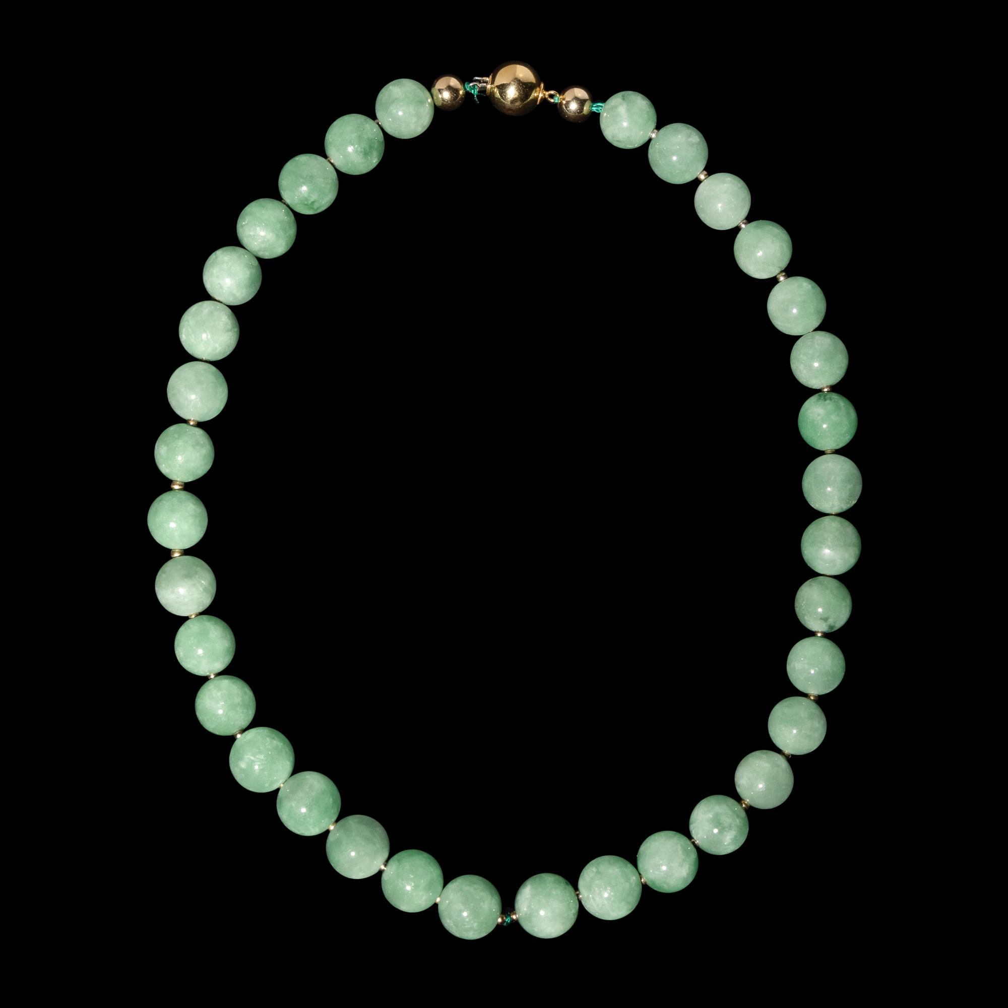 A Chinese Green Jadeite Beaded Necklace, 20th Century 近代 翡翠珠鏈