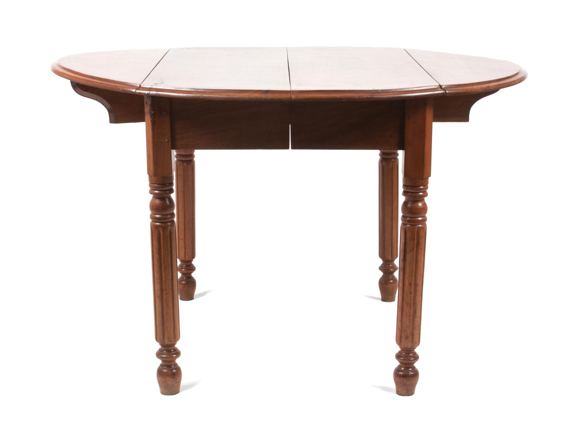An American Pine Drop-Leaf Dining Table Height 29 1/2 x width 47 x depth 38 inches (open). — 20TH CENTURY
