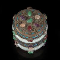 A Chinese jadeite and hardstone-embellished silver box and cover 翡翠宝石镶嵌银盖盒 20th century ????