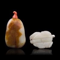 Two Chinese Jade Snuff Bottles, Late Qing Dynasty 晚清 玉雕鼻煙壺一組兩件