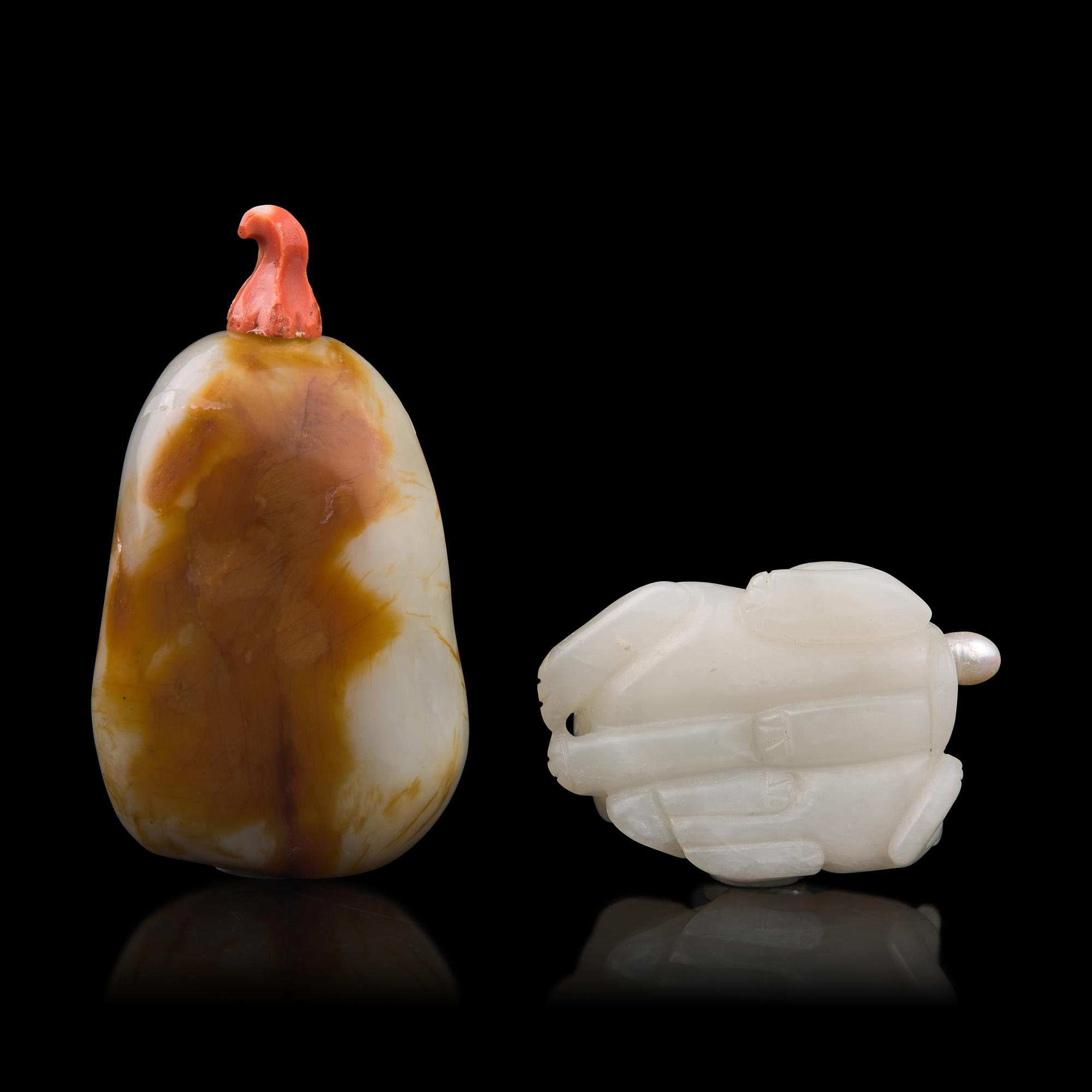 Two Chinese Jade Snuff Bottles, Late Qing Dynasty 晚清 玉雕鼻煙壺一組兩件