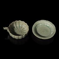 Two Small Korean Celadon Lobed Articles, 12th-13th Century 十二-十三世紀 高麗青瓷龍首菊瓣杯及花瓣小碟各一