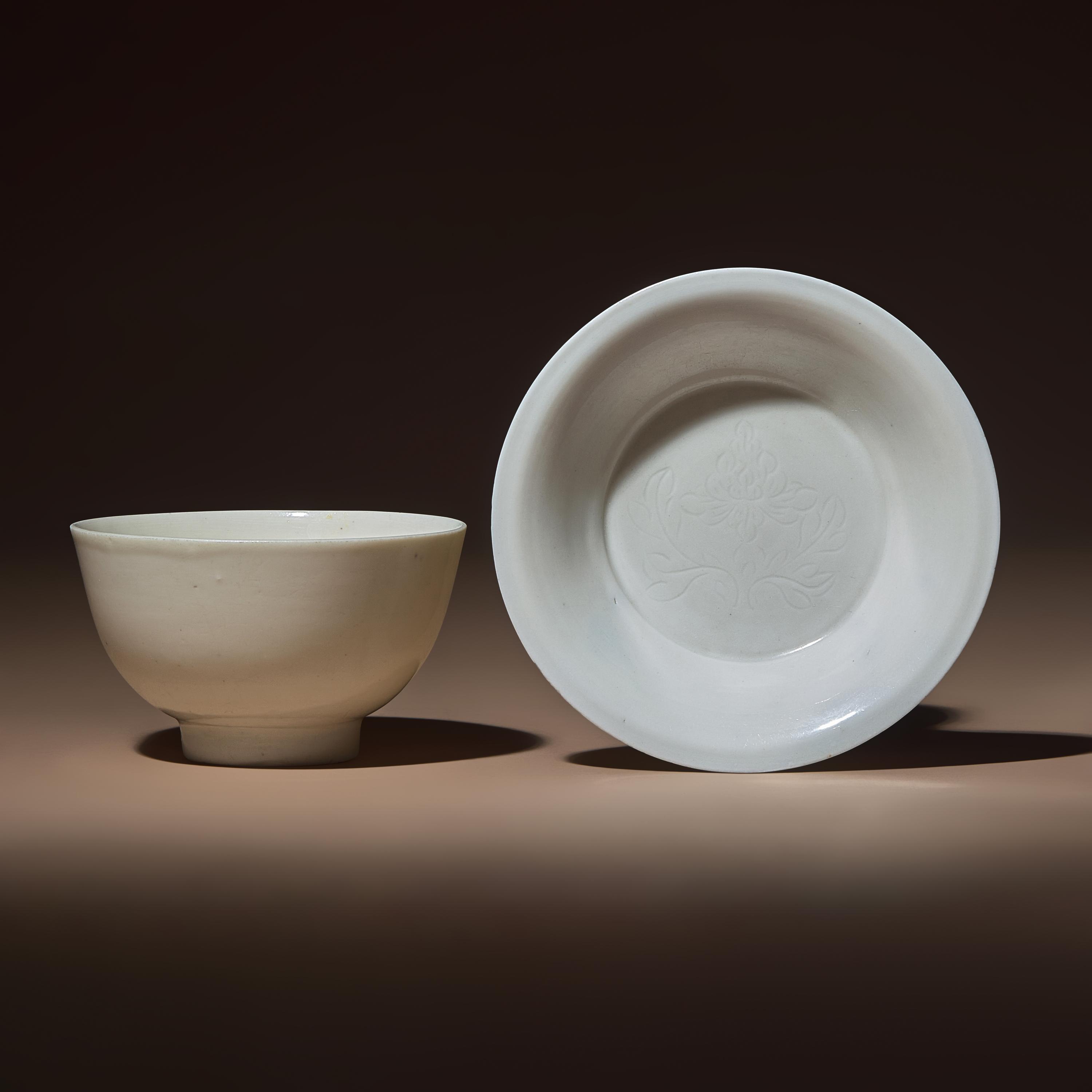 A Chinese Blanc-de-Chine Porcelain Bowl and an Incised 'Peony' Shallow Dish, Ming-Qing Dynasty — 明-清 德化白瓷碗及暗刻牡丹紋碟