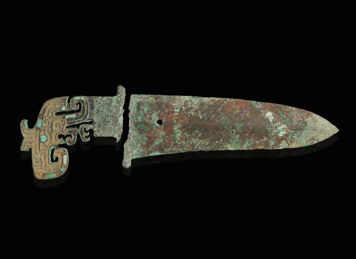 A Chinese archaic-style turquoise-inlaid bronze dagger 青銅嵌綠松石匕首