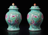 A pair of Chinese turquoise ground jars and covers 松石綠地蓋罐一對