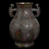 A large archaistic inlaid and patinated bronze "Hu"-form vase 镶嵌仿古铜壶樽