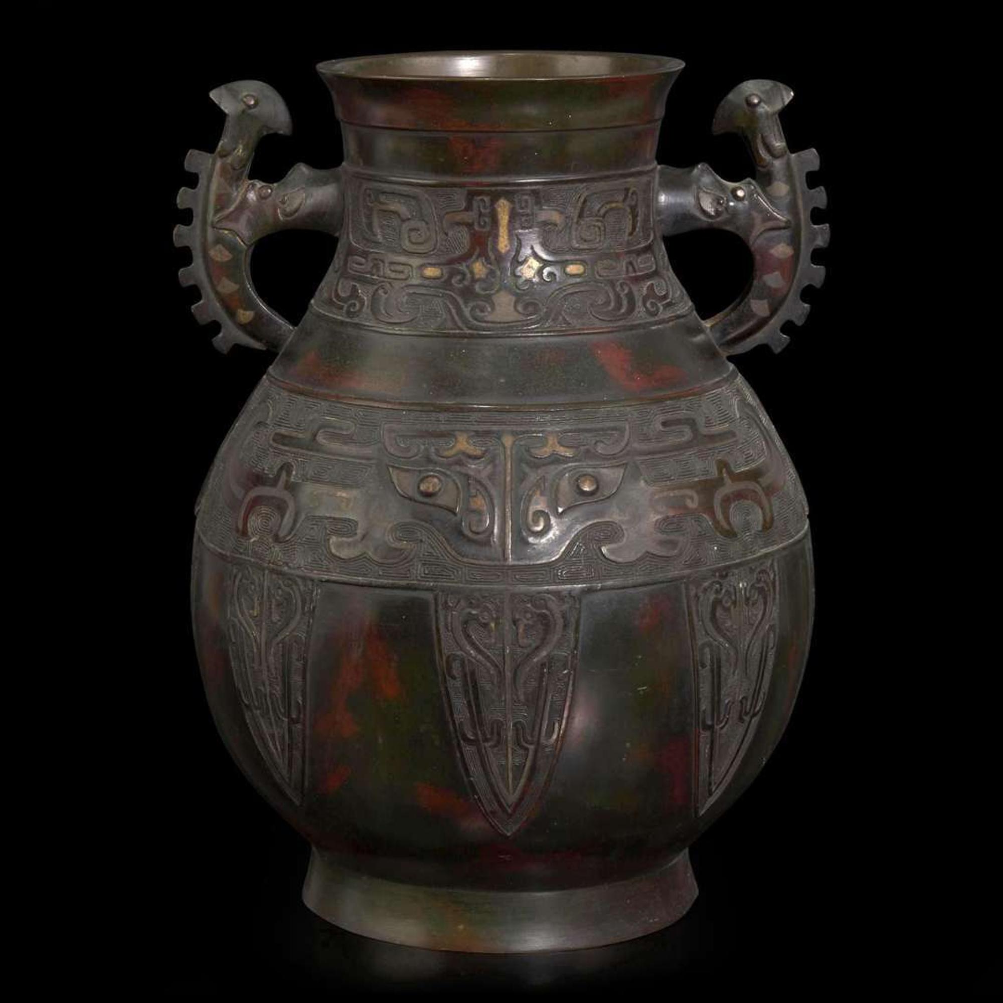 A large archaistic inlaid and patinated bronze "Hu"-form vase 镶嵌仿古铜壶樽