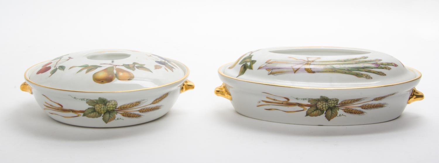 A Collection of English Pottery Articles Width of basin 15 1/2 inches. — 19TH/20TH CENTURY