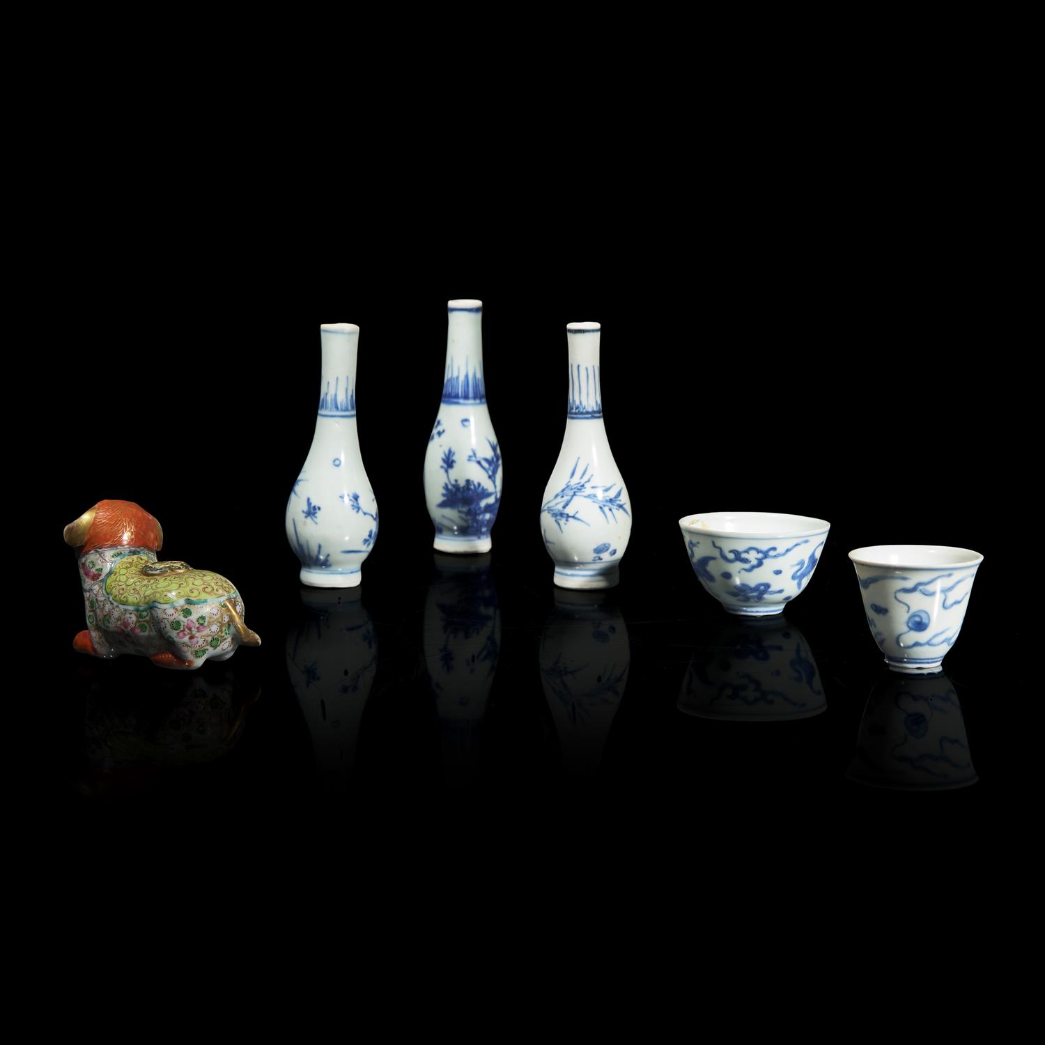 Five Small Chinese Blue and White Wares from the Hatcher Cargo, and a Famille Rose "Lion" Water Dropper. The Blue and White: First Half 17th Century 17世紀初青花海撈瓷五件及19世紀粉彩獅形水滴一件