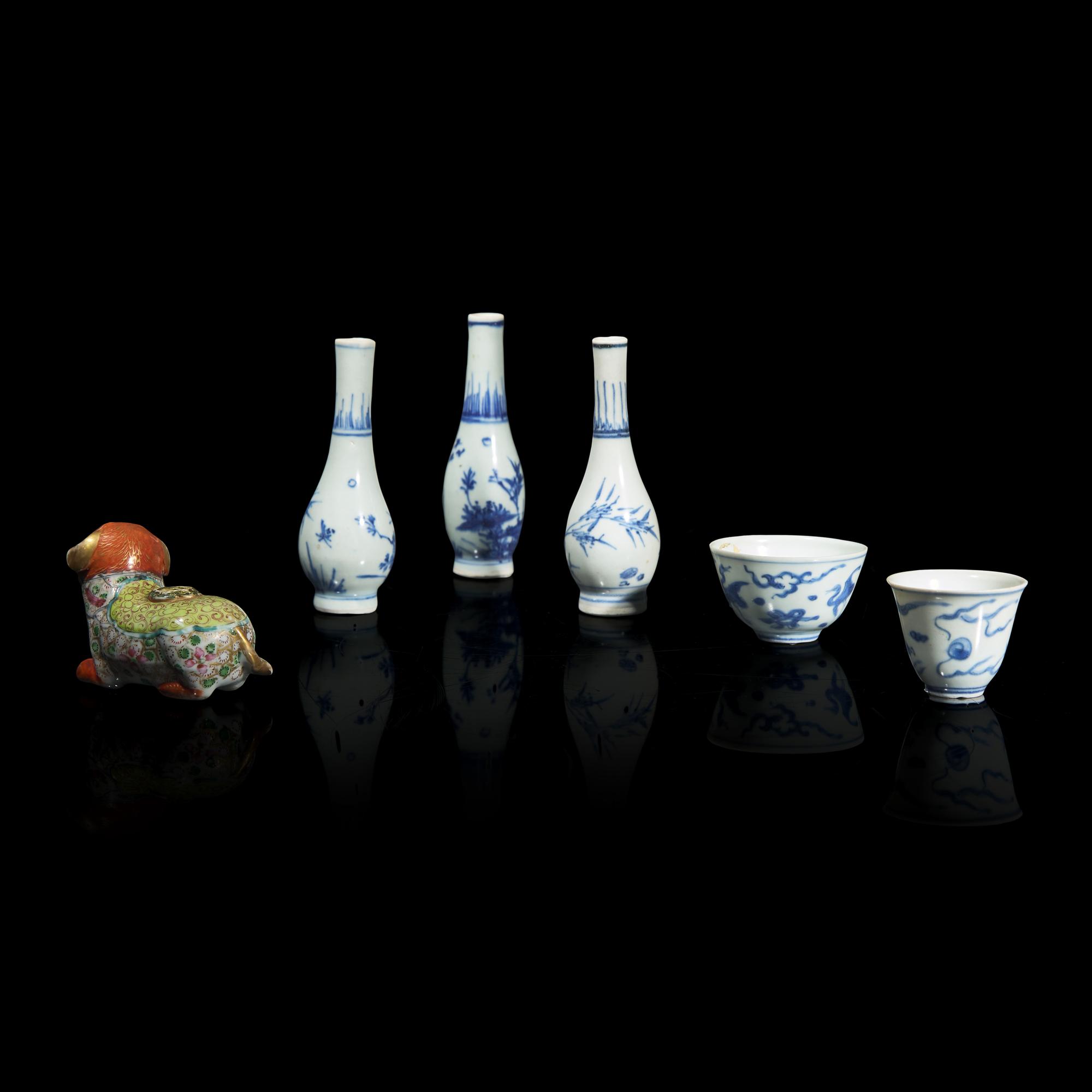 Five Small Chinese Blue and White Wares from the Hatcher Cargo, and a Famille Rose "Lion" Water Dropper. The Blue and White: First Half 17th Century 17世紀初青花海撈瓷五件及19世紀粉彩獅形水滴一件