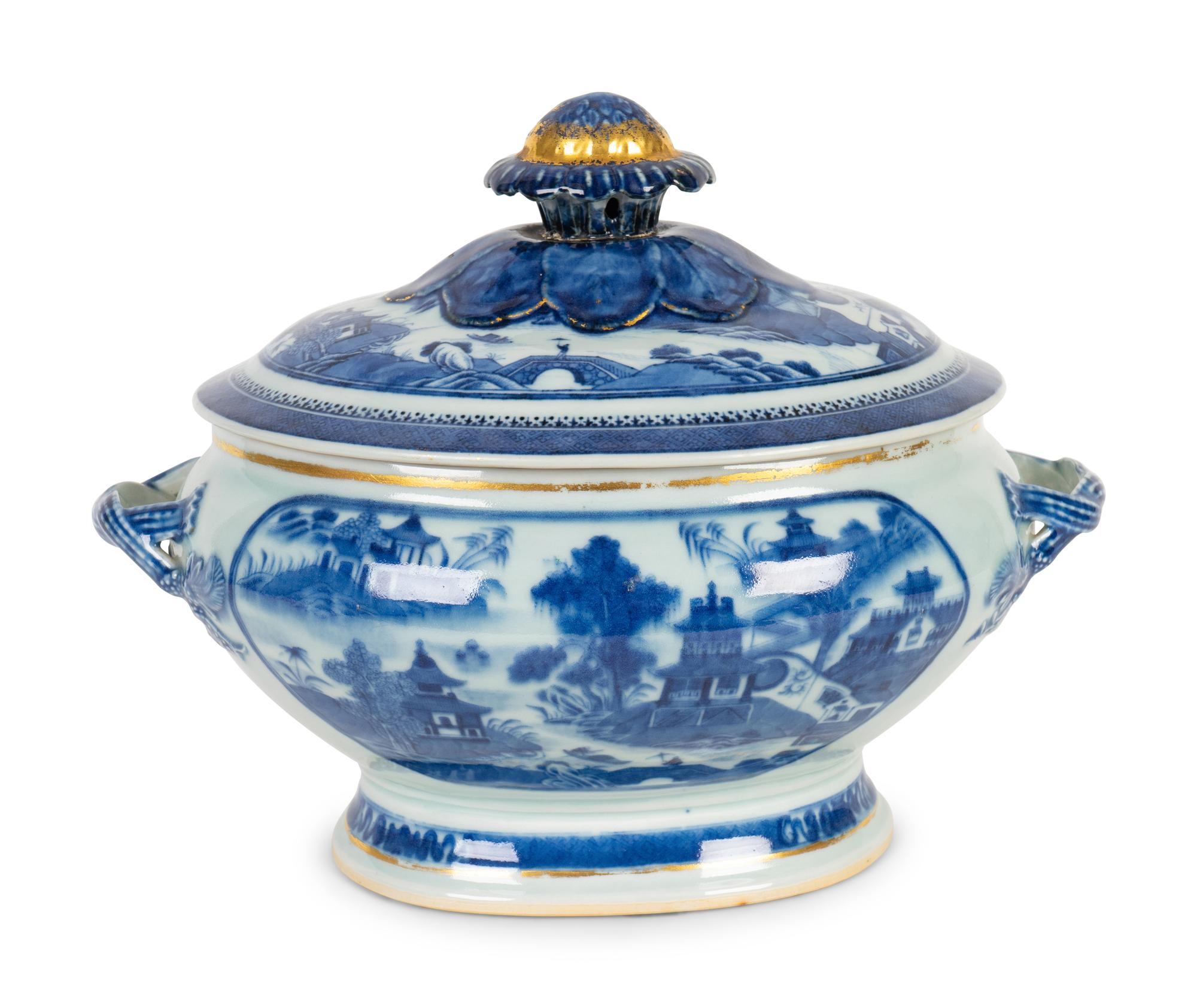 A Chinese Export Blue and White Porcelain Tureen