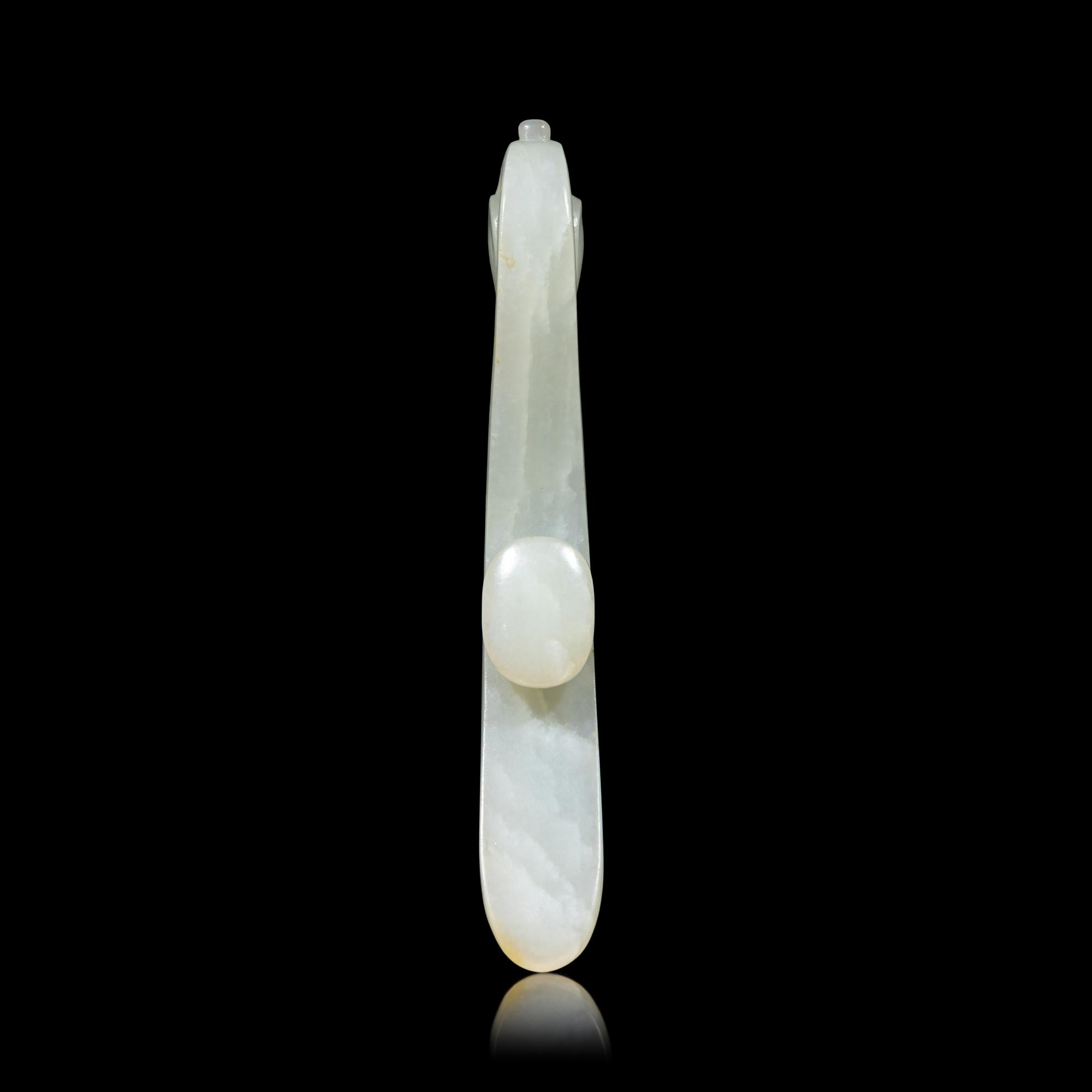 Two Chinese Jade Belt Hooks, Qing Dynasty 清 玉帶鉤兩件