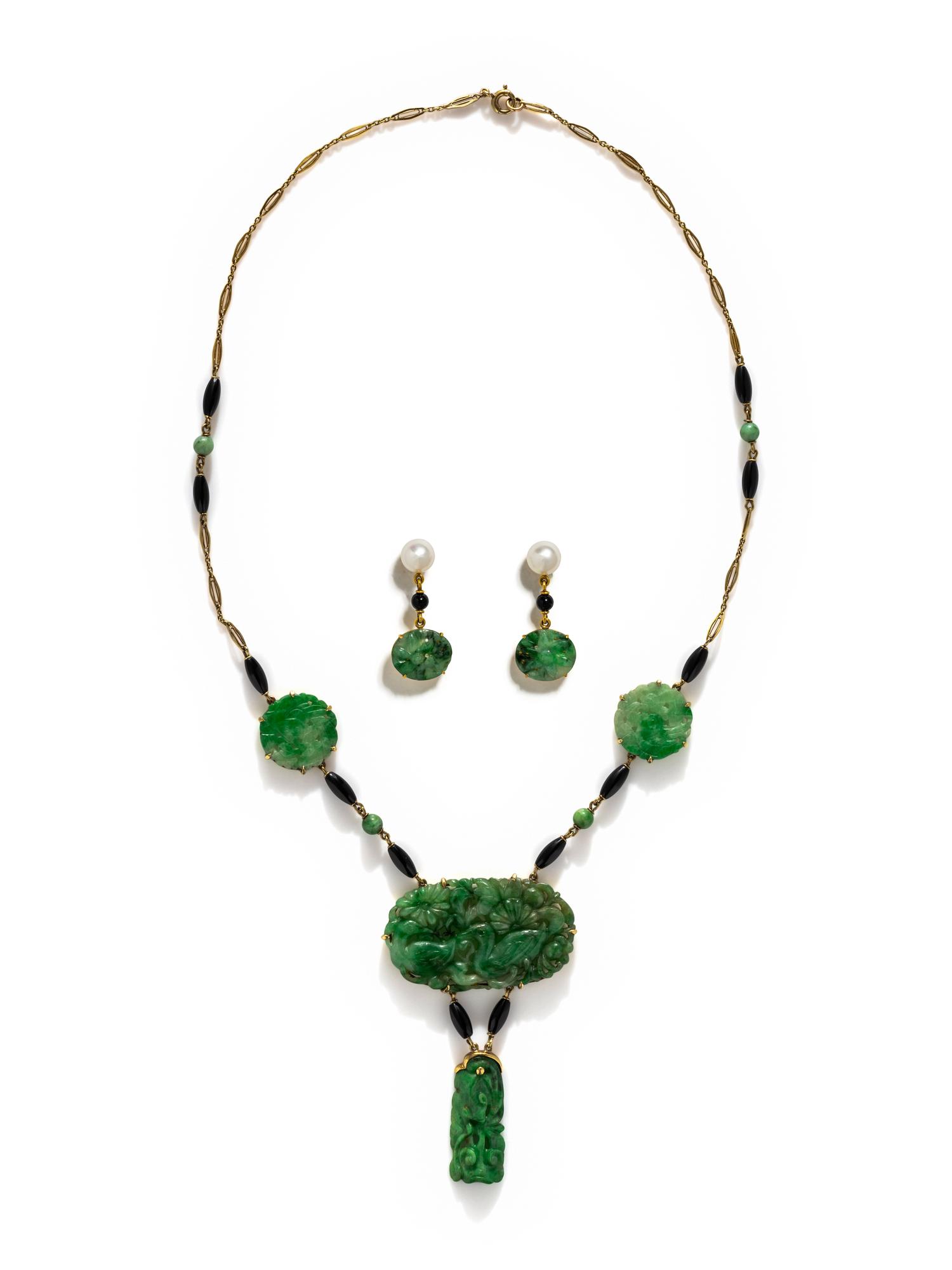 COLLECTION OF YELLOW GOLD, JADE, ONYX AND CULTURED PEARL JEWELRY