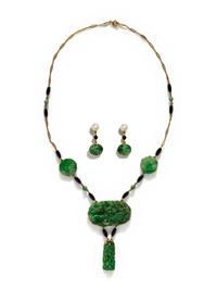 COLLECTION OF YELLOW GOLD, JADE, ONYX AND CULTURED PEARL JEWELRY