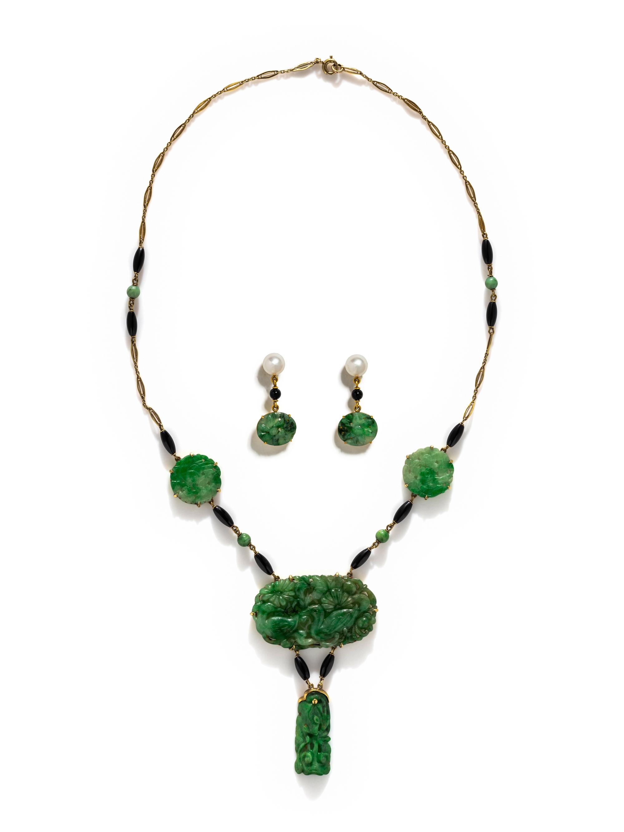 COLLECTION OF YELLOW GOLD, JADE, ONYX AND CULTURED PEARL JEWELRY