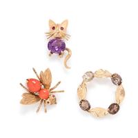 COLLECTION OF YELLOW GOLD AND GEMSTONE BROOCHES