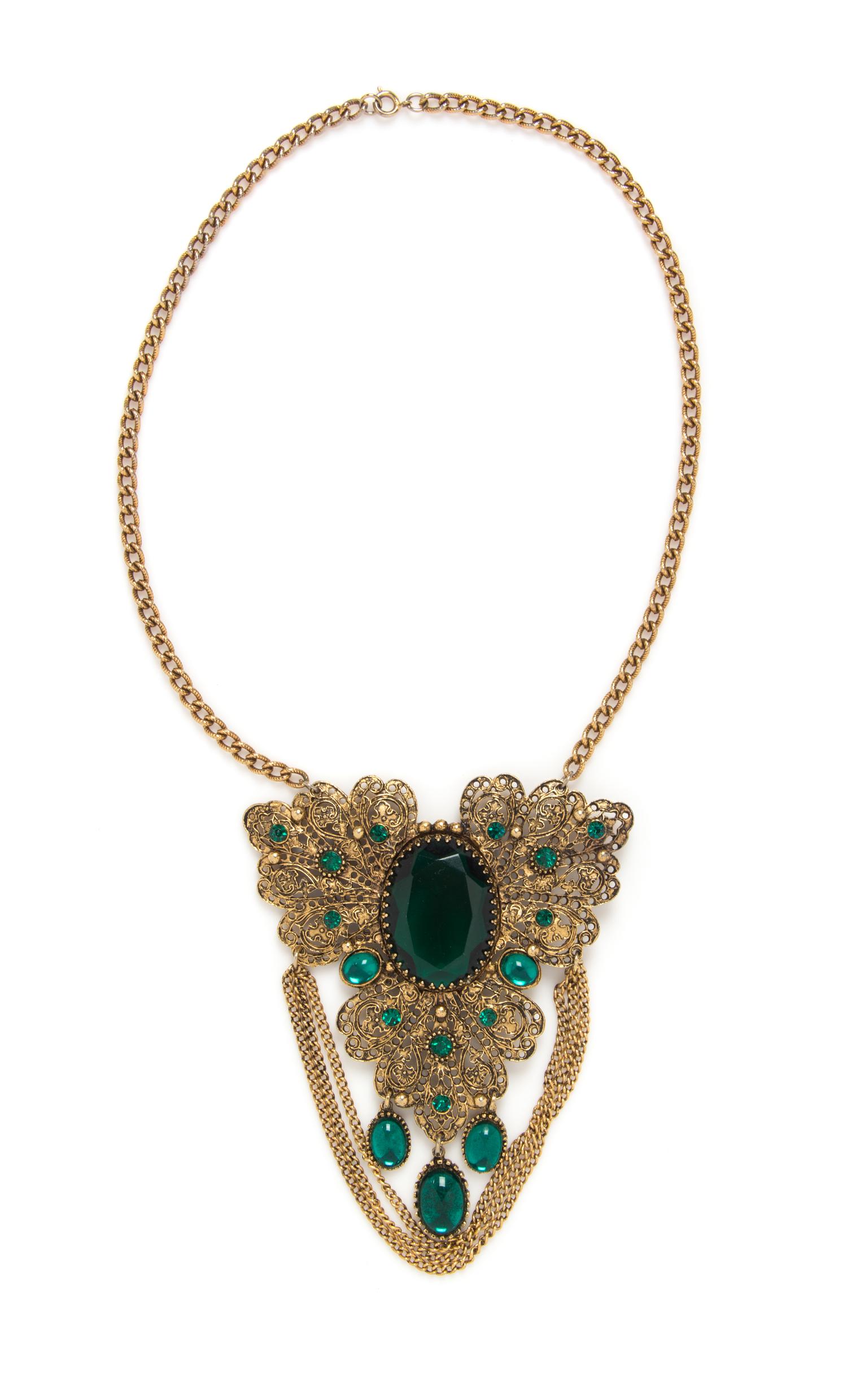 A Green Stone Pendant Necklace,