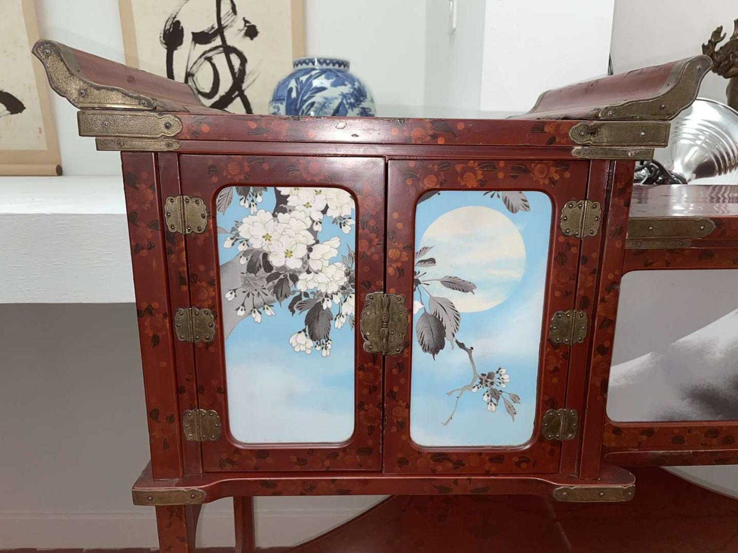 A Japanese lacquer display cabinet with cloisonné panels 日本漆器立柜及底座 Late Meiji period ????