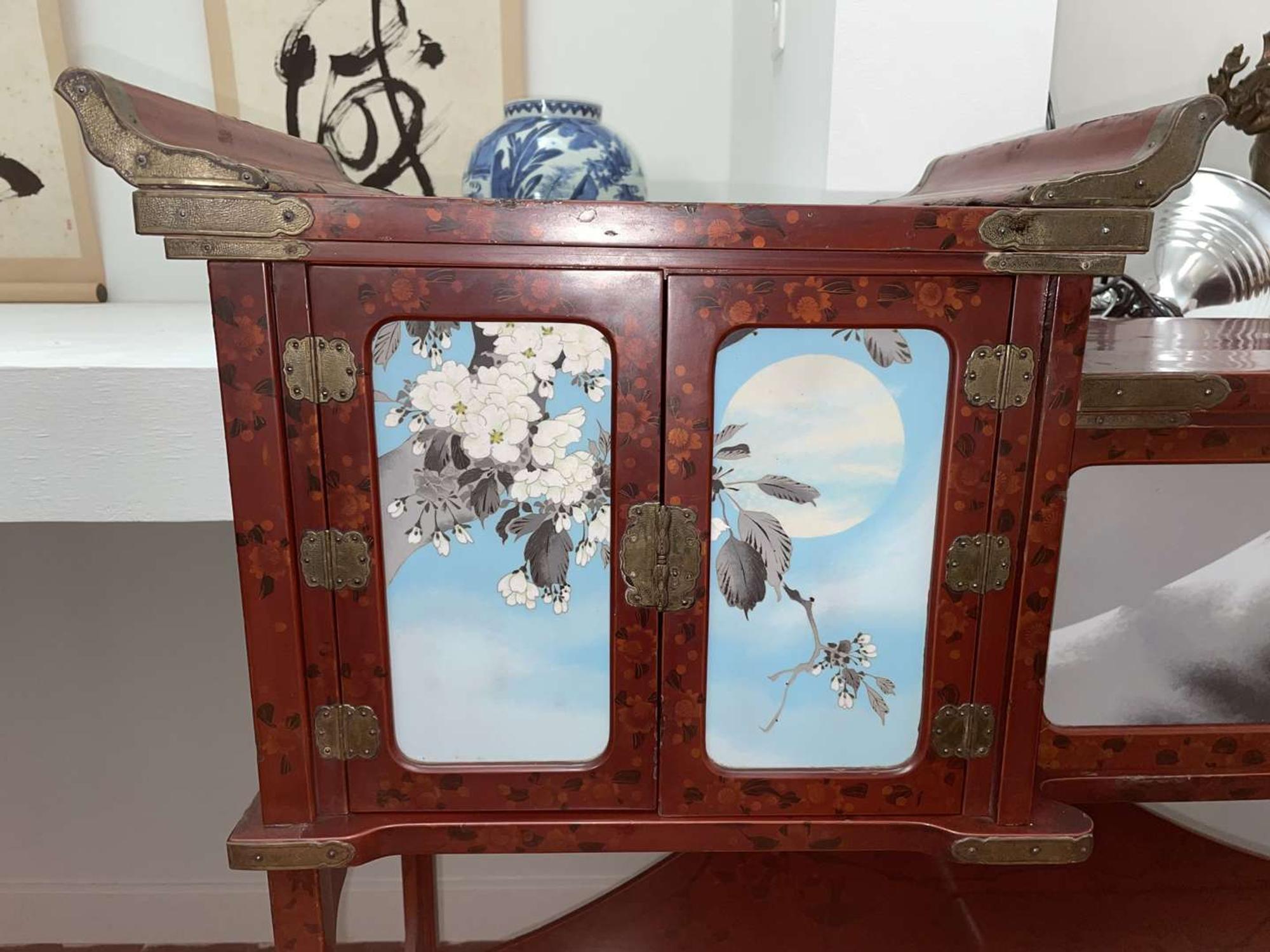 A Japanese lacquer display cabinet with cloisonné panels 日本漆器立柜及底座 Late Meiji period ????