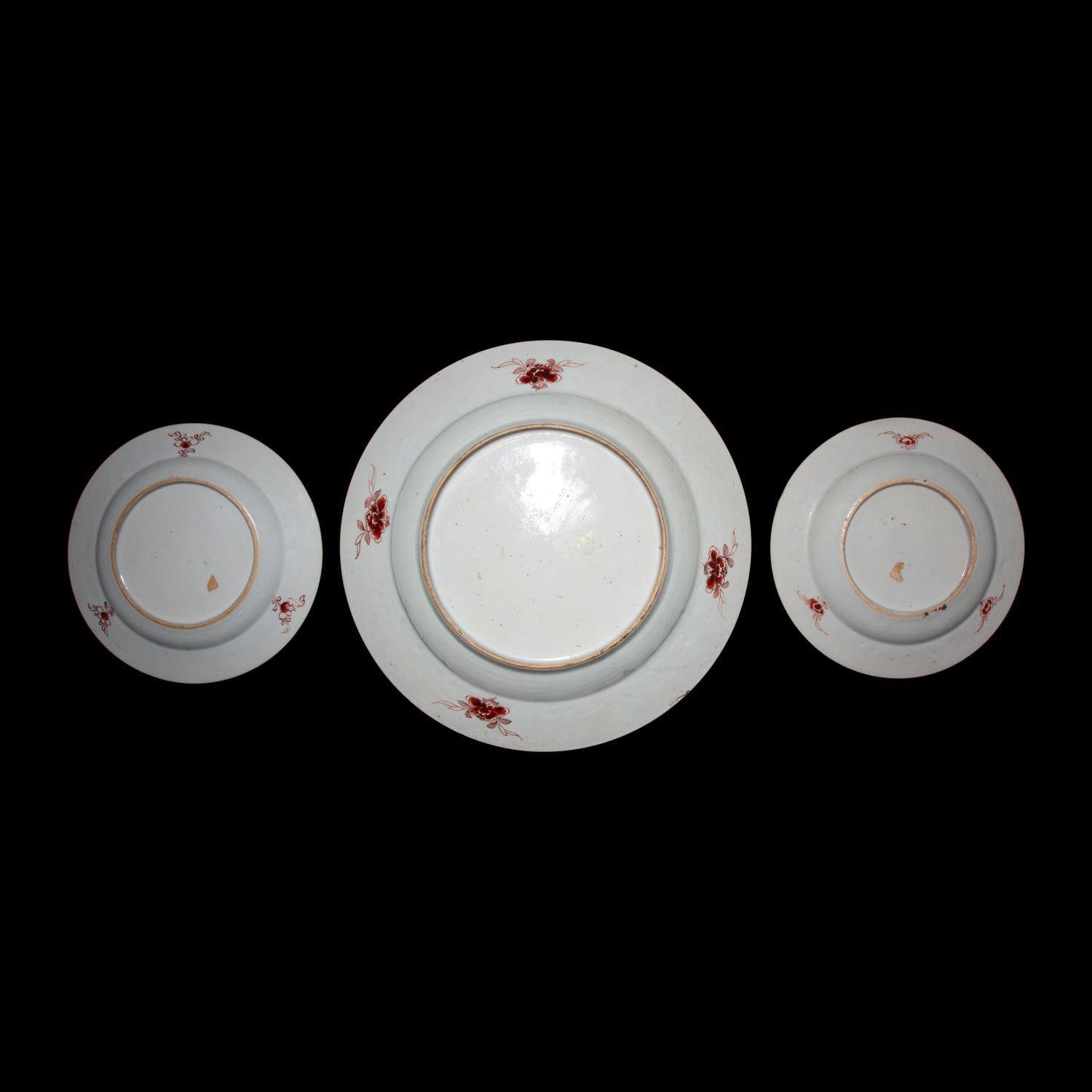Three Chinese Export Porcelain "Mandarin Ducks and Immortals" Dishes, 18th Century — 清中期 外銷粉彩蓮塘雙鴨圖賞盤三件