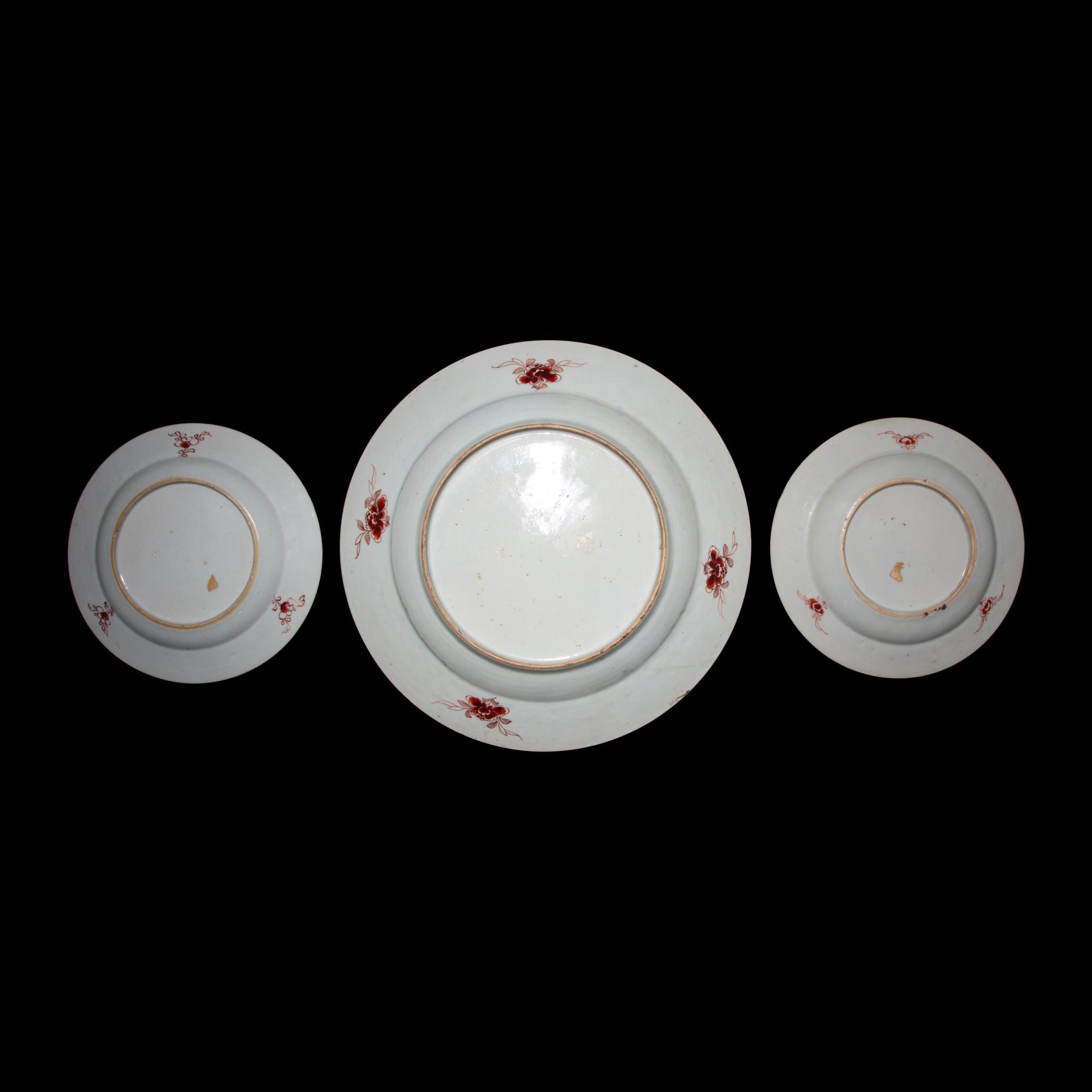 Three Chinese Export Porcelain "Mandarin Ducks and Immortals" Dishes, 18th Century — 清中期 外銷粉彩蓮塘雙鴨圖賞盤三件